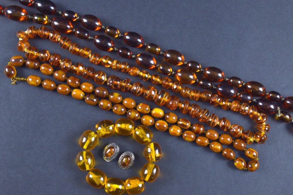 A group of amber, Bakelite and imitation (1 of 1)
