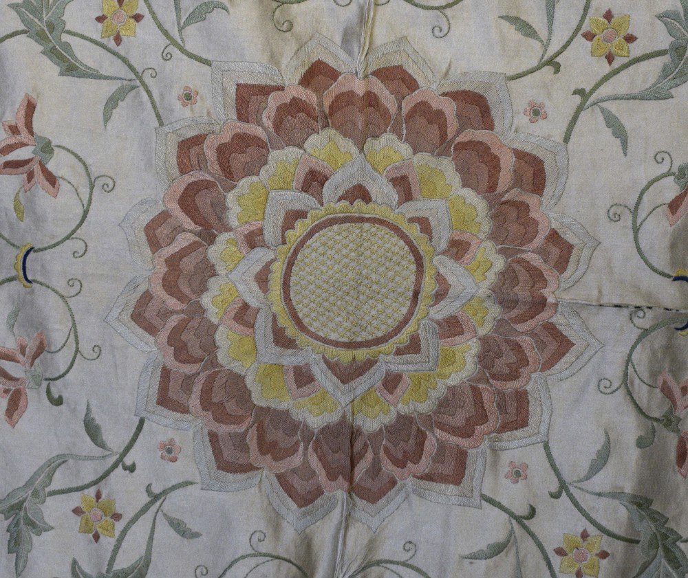 Chinese silk  bed cover embroidered in satin stitch (1 of 9)