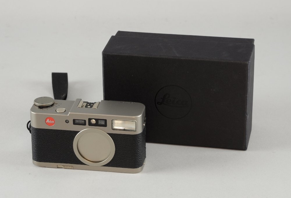 Leica CM Zoom 35mm camera, 1:2.4 / 40mm, no. 2949298, (1 of 1)