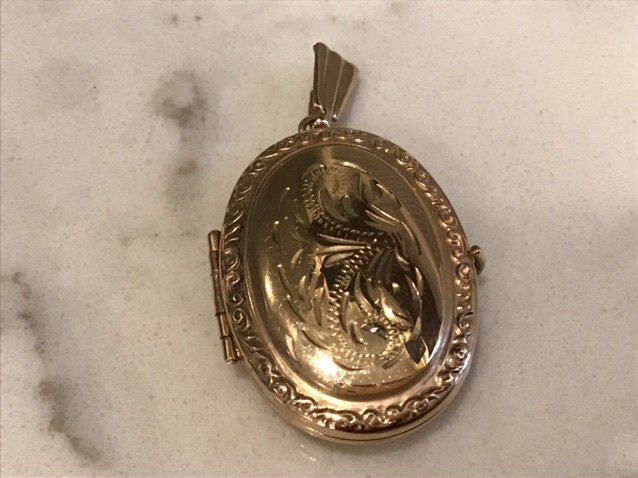 10k Gold Locket: 10k gold locket with engraving on front and glass case inside 2.70dwt