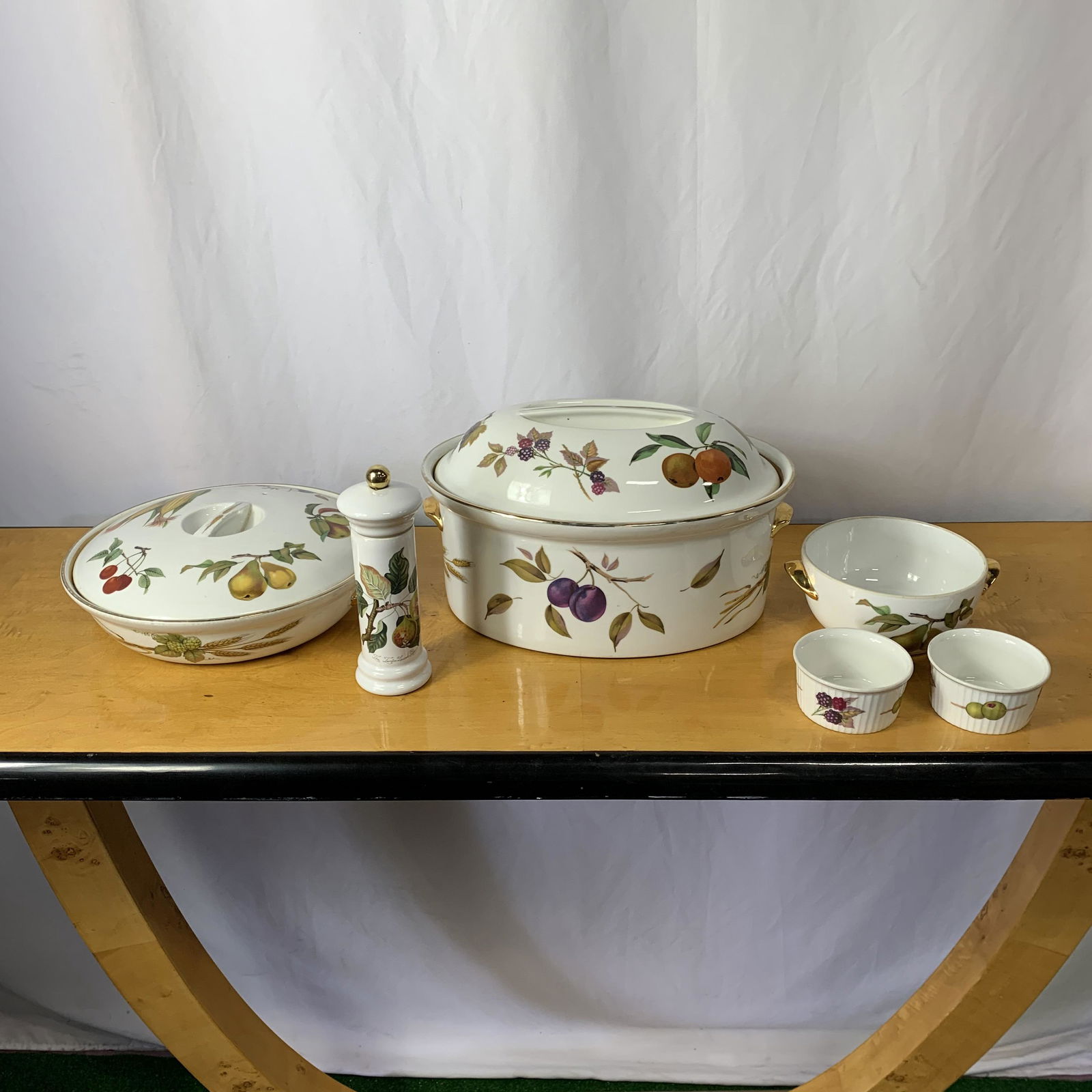 Collection Royal Worcester Evesham China Dishes England (1 of 5)