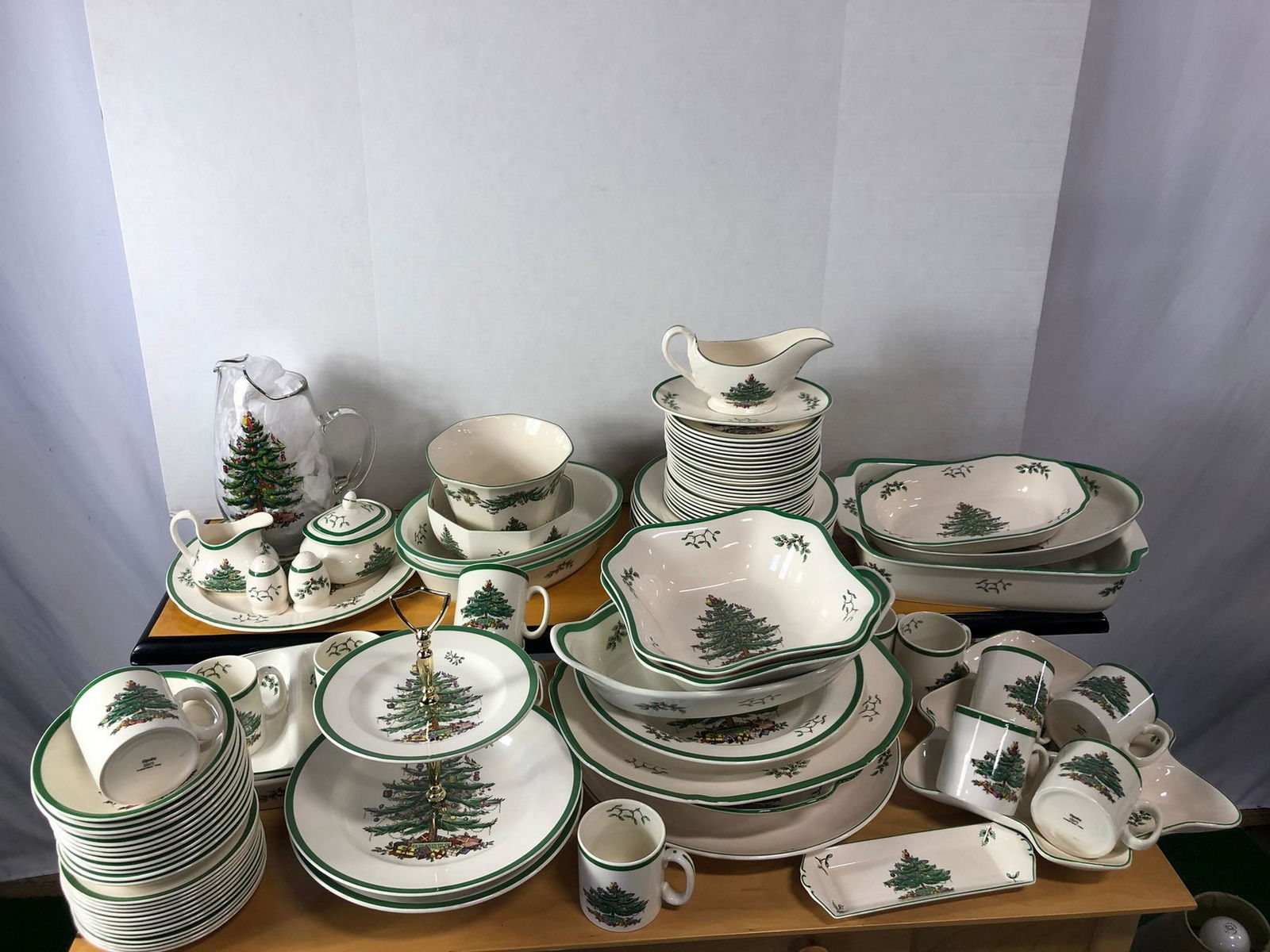 Service for 12 Spode Christmas Tree China Set (1 of 2)