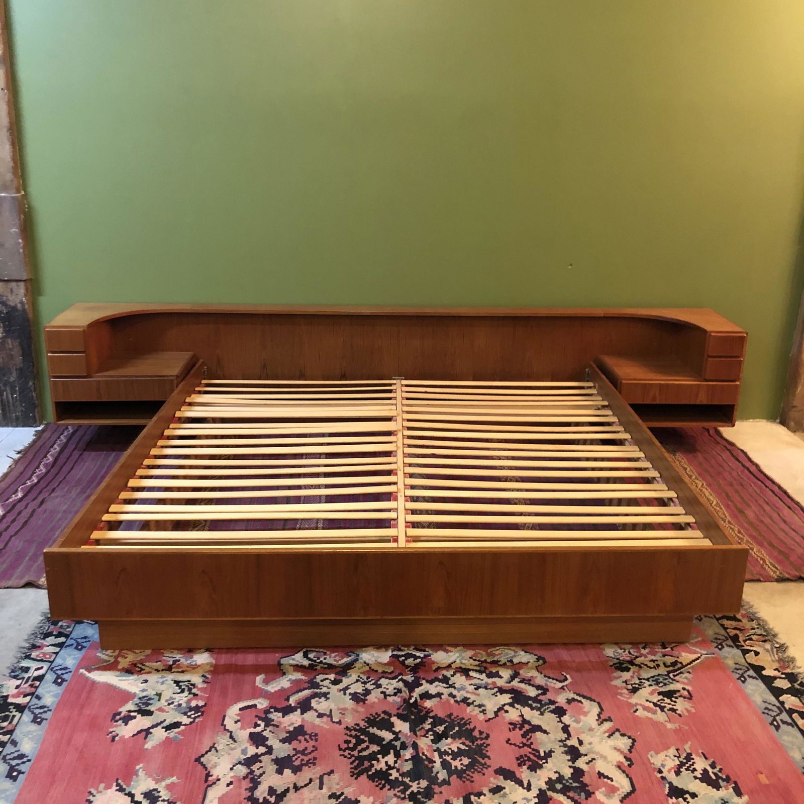 Danish Modern Komfort Floating Mattress Platform Bed: King Size129 1/2in A x 84in DFrame Size Size: 79 1/4in A x 81in L