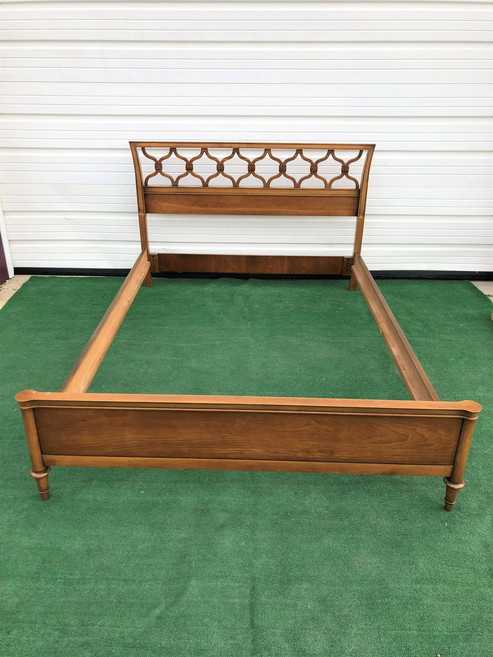Drexel Mid Century Bed Frame: 58in W x 79in L x 37in T