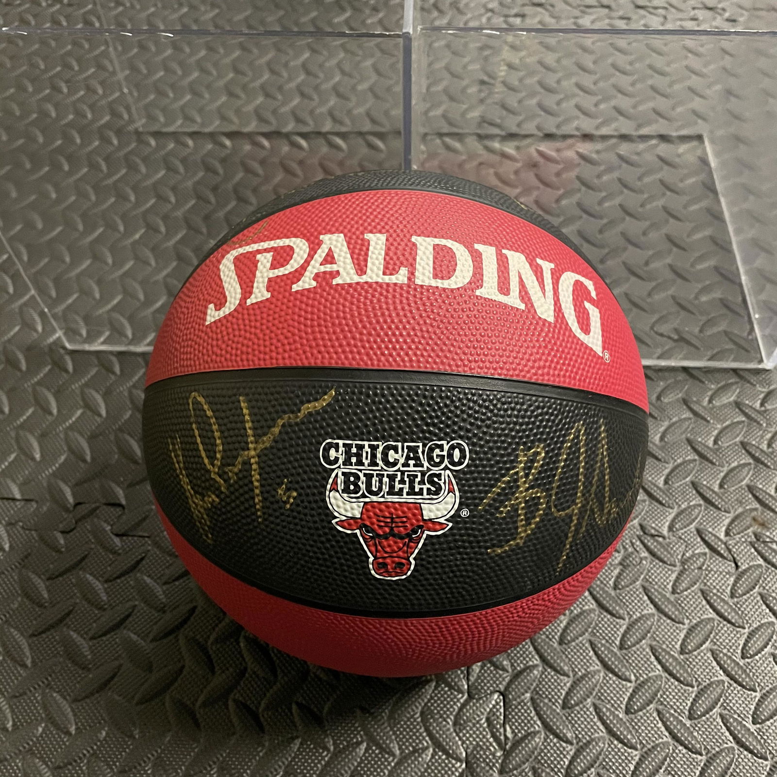 Signed Chicago Bulls Basketball Jordan, Pippen: Known as the starting six.Signed by: Michael Jordan, Scottie Pippen, Bill Cartwright, Horace Grant, BJ Armstrong & John Paxson