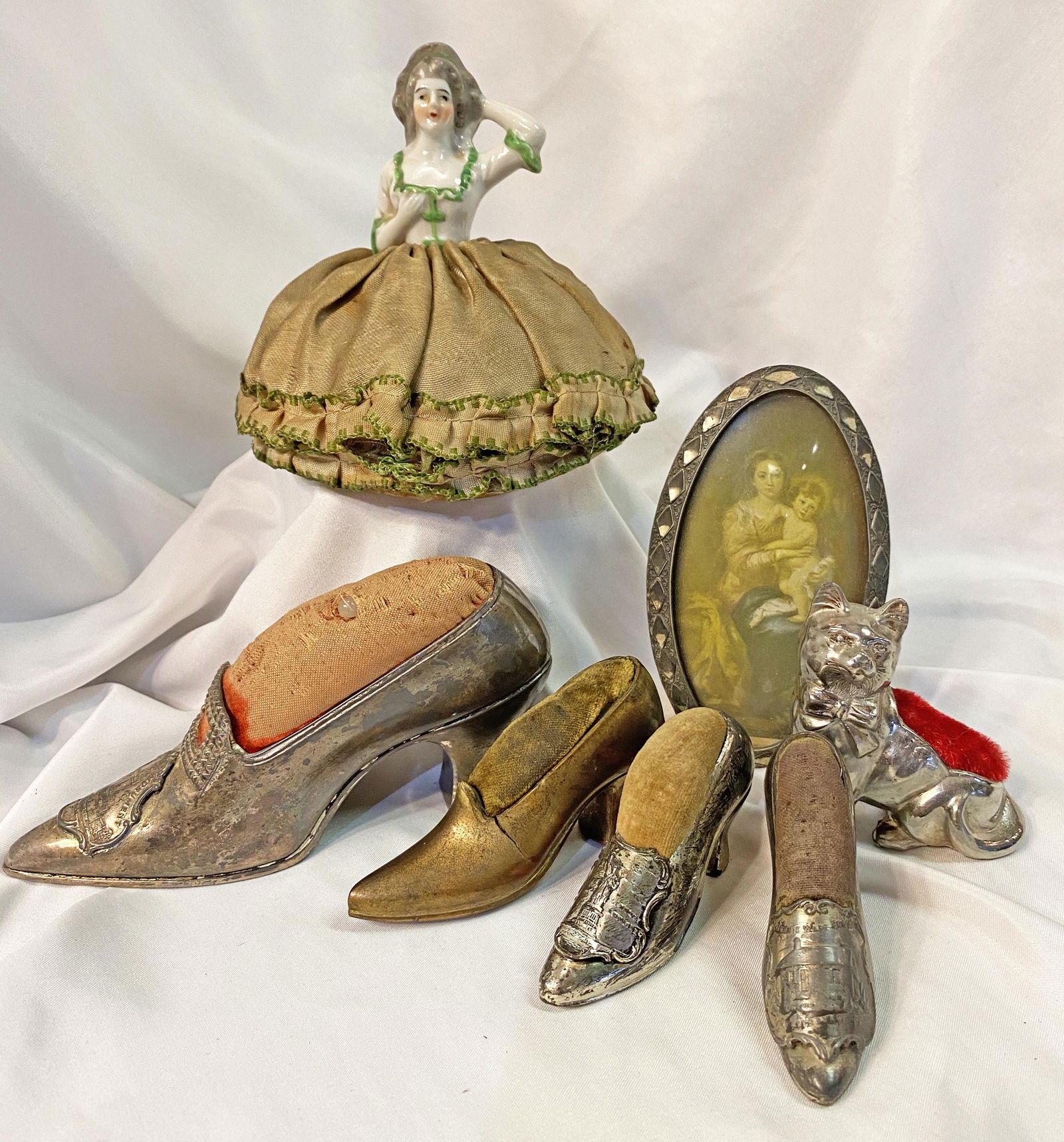 Late Victorian Early 1900s Figural Pin Cushions Shoes (1 of 2)