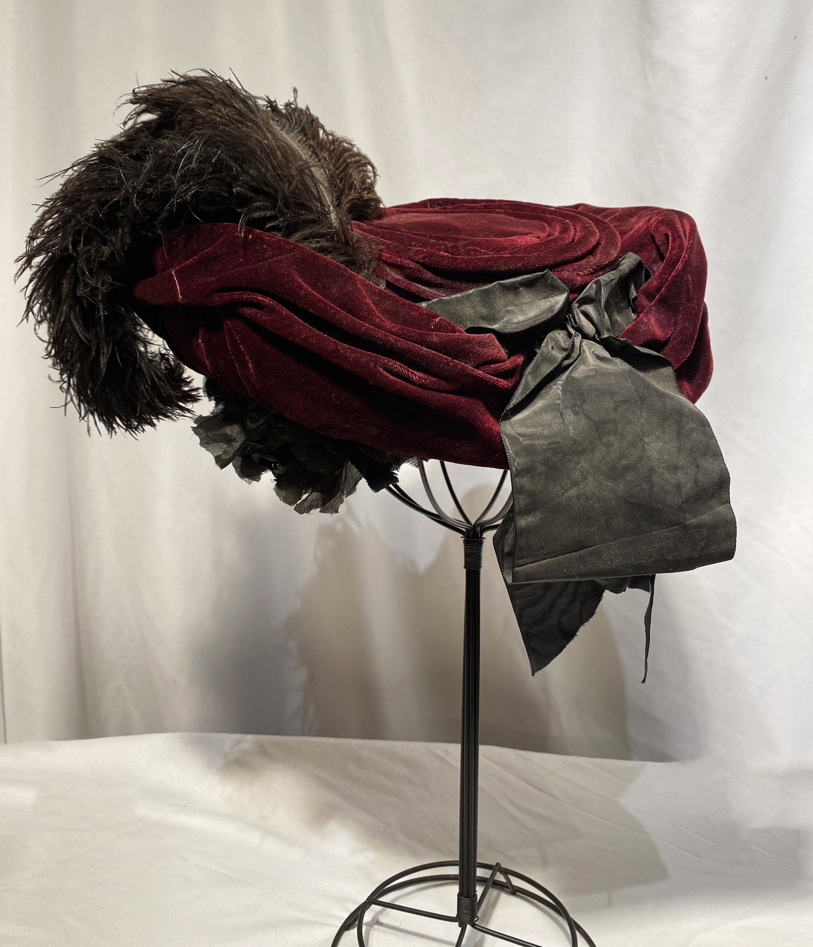 Victorian Edwardian Velvet & Feathers Ladies Hat: 6in inside diameter x 12in L x 12in W