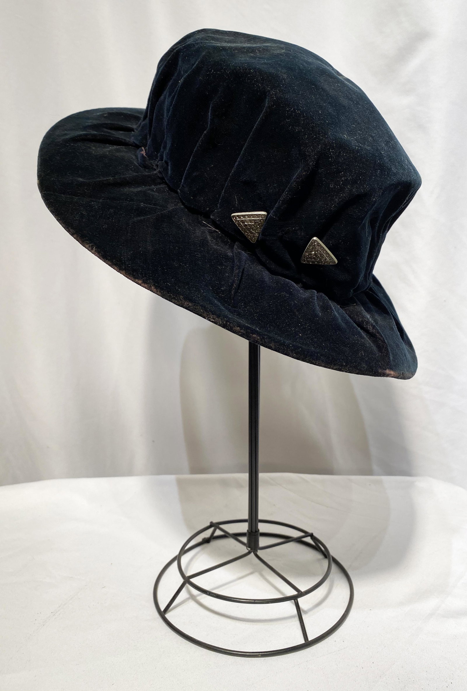 Early Art Deco Velvet Ladies Hat with Rhinestone Pin (1 of 2)