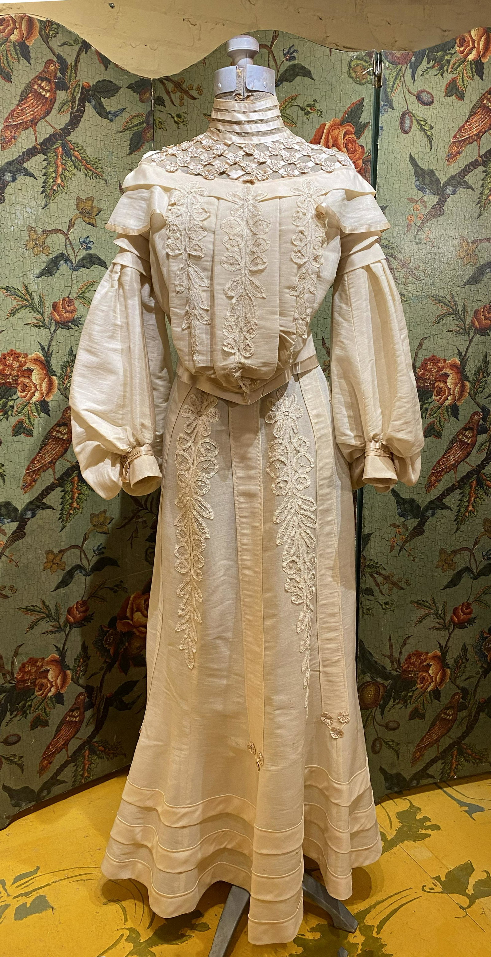 Rare Exquisite High Victorian Linen Mutton Sleeve Dress: Very minimal damage/wear - age appropriate ; silk and lace is exceptional