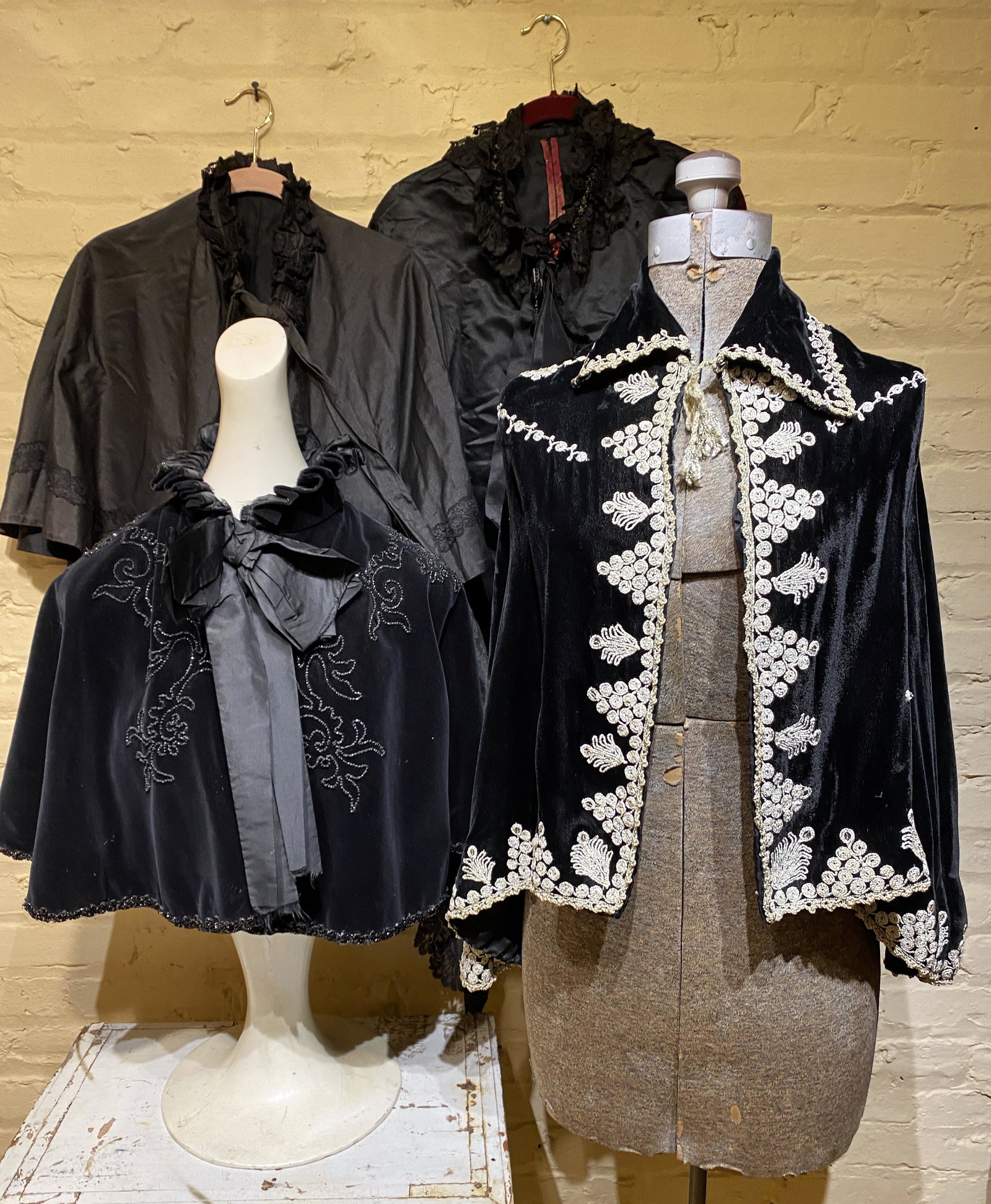 Collection Victorian Ladies Capes: wear on some