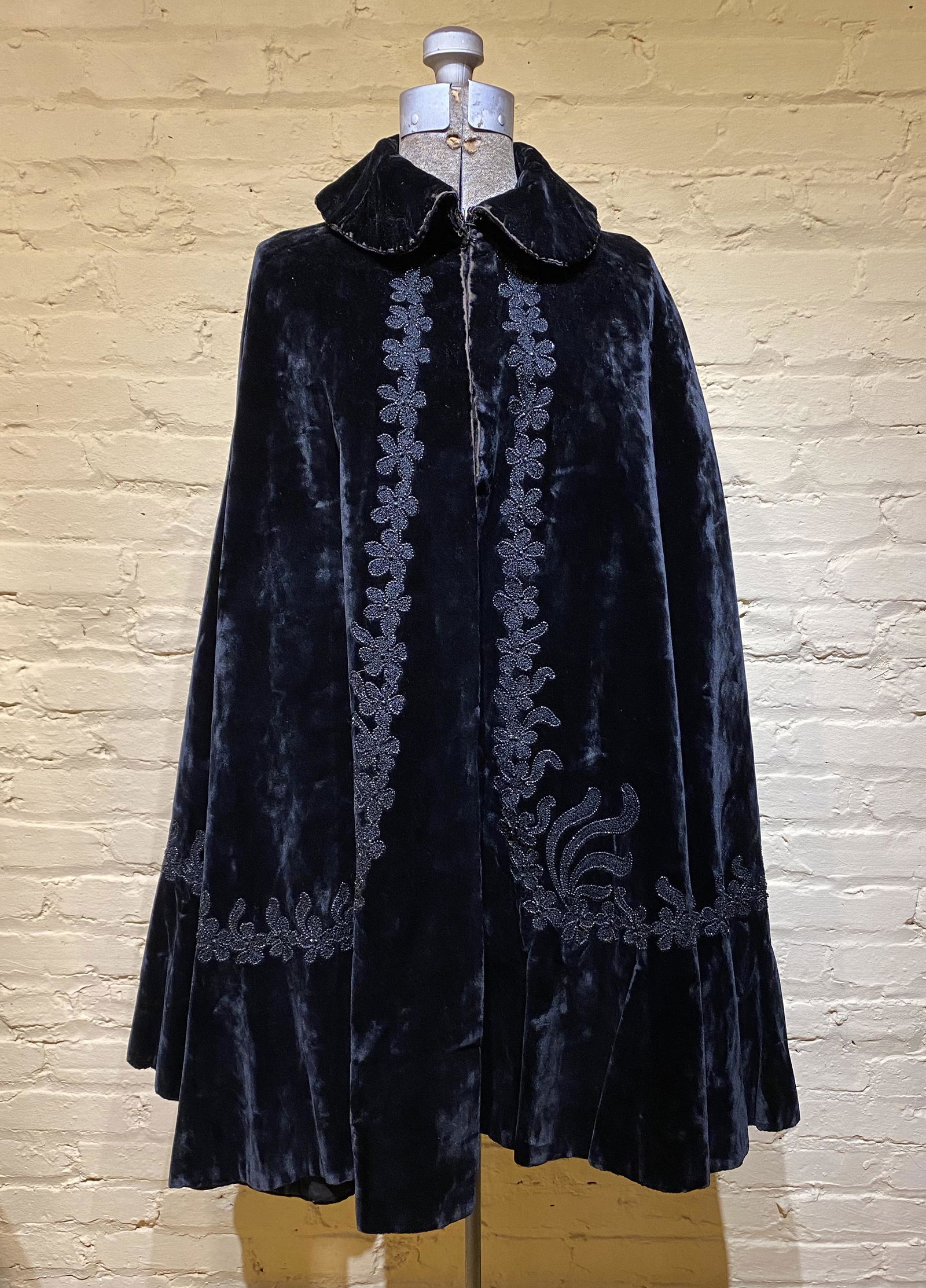 Exceptional Victorian Velvet Beaded Formal Opera Cape (1 of 2)
