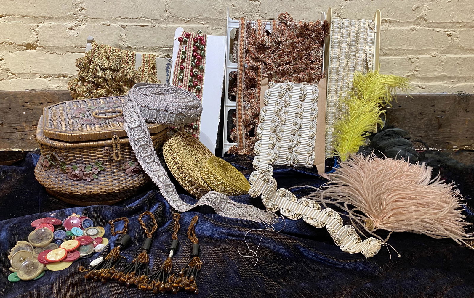 Lot Victorian Sewing Notions & Box (1 of 3)