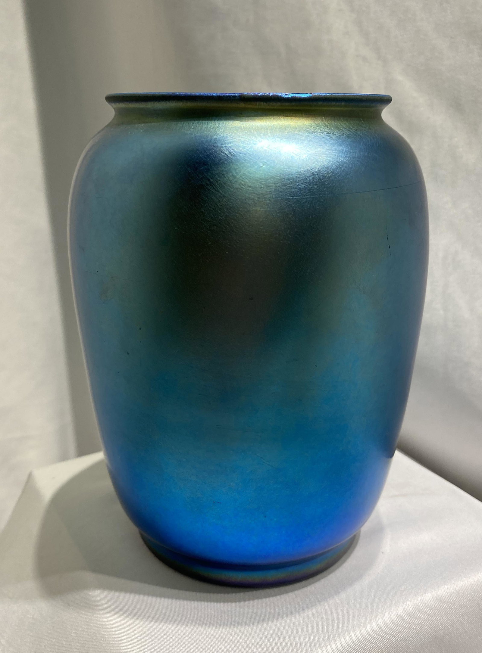 Durand Art Glass Vase: 1968-6 no damage 6.5 inches tall, 3.5 inch wide at mouth