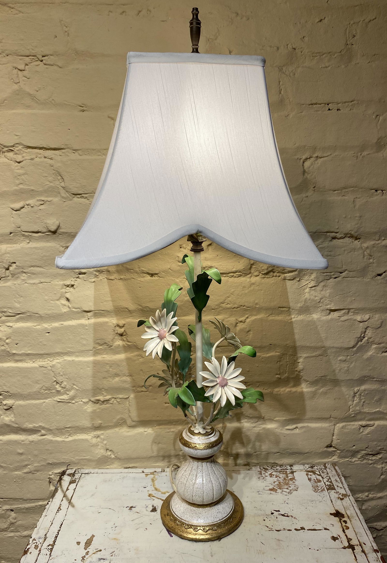 Vintge Tole Table Lamp Daisies (1 of 3)