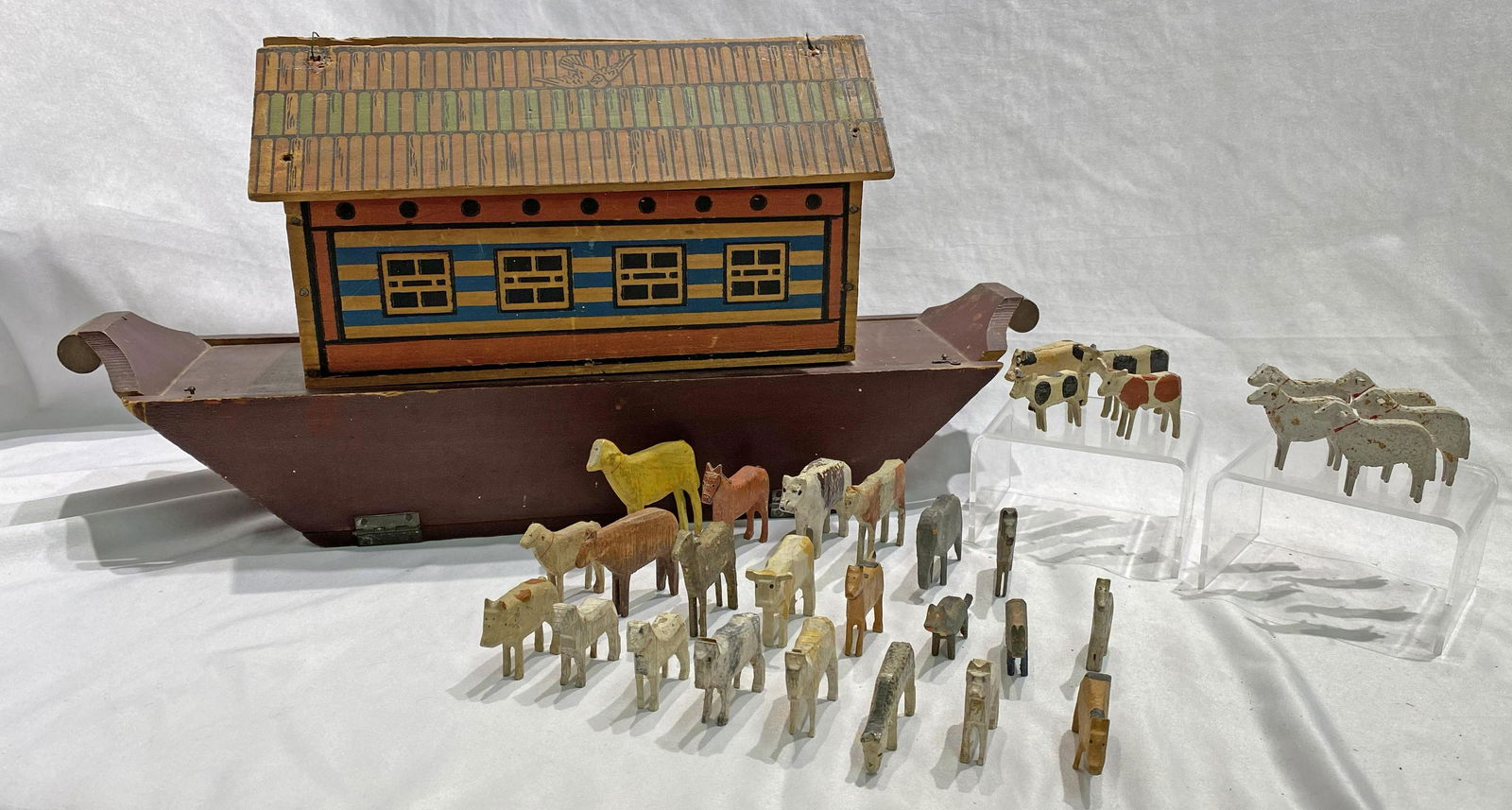 Antique Noah's Ark w animals Converse (1 of 7)