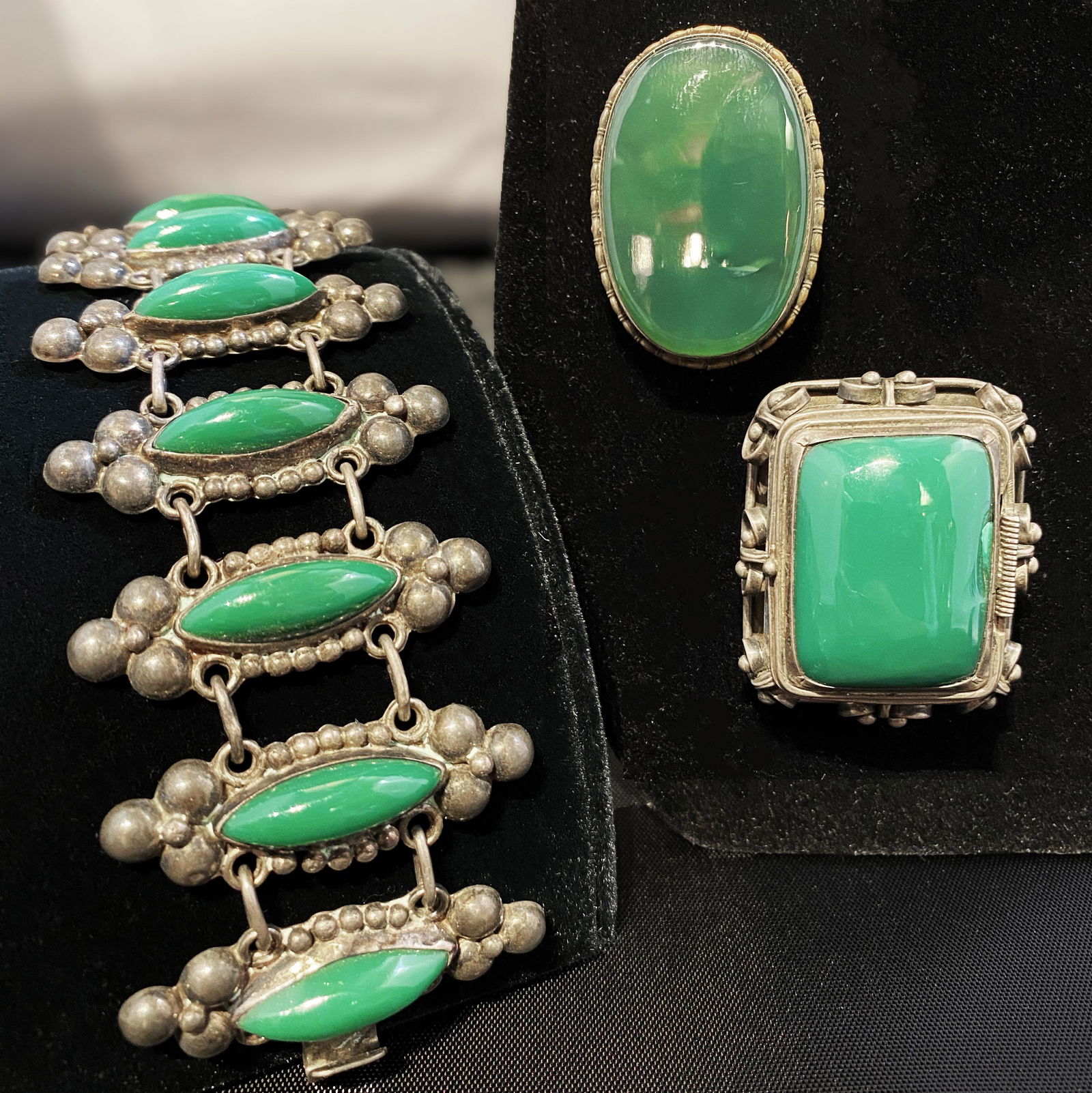 Mexican Sterling Malachite Jewelry: crack on malachite on locket