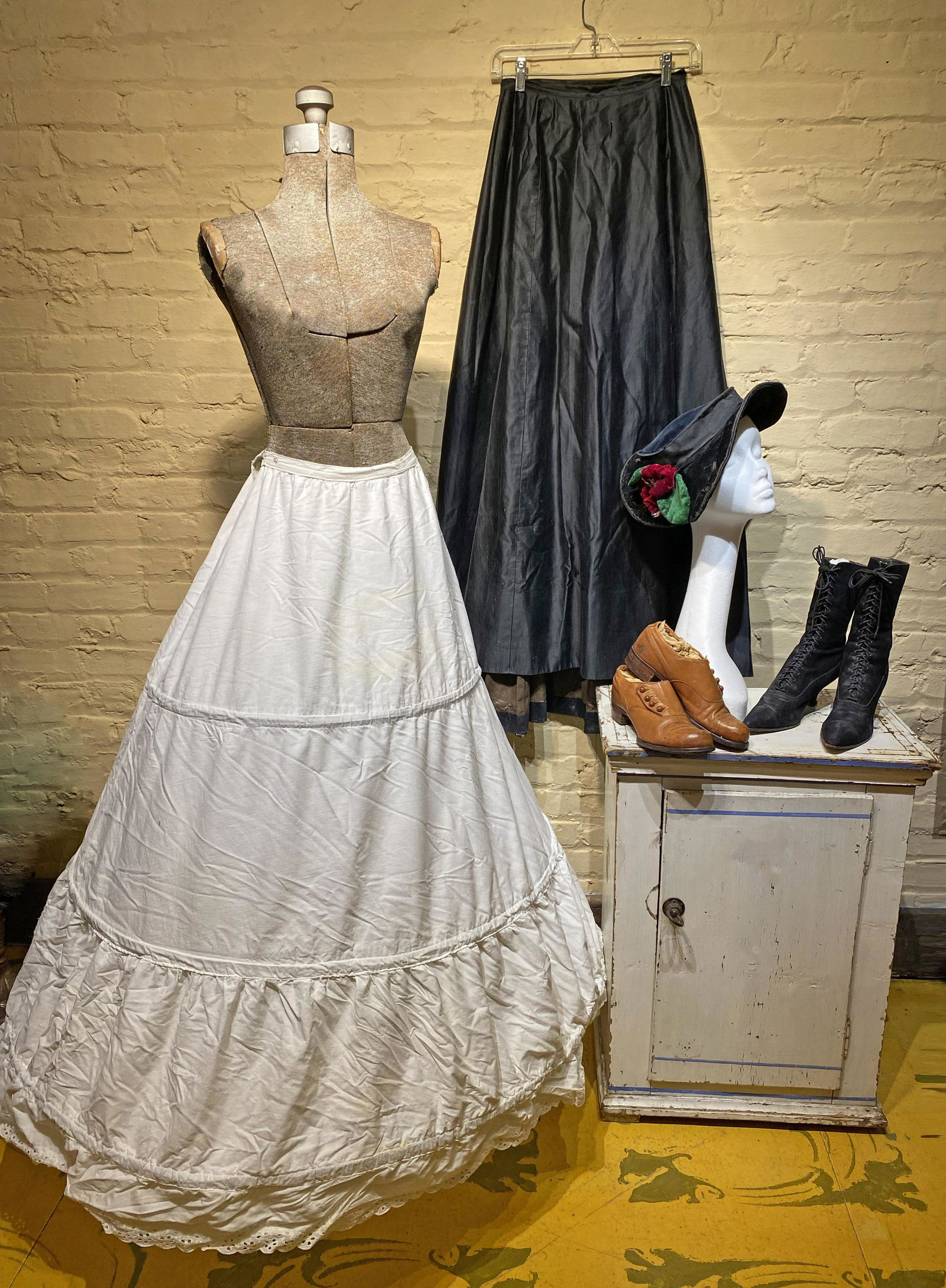 Collection Victorian Clothing & Accessories (1 of 4)