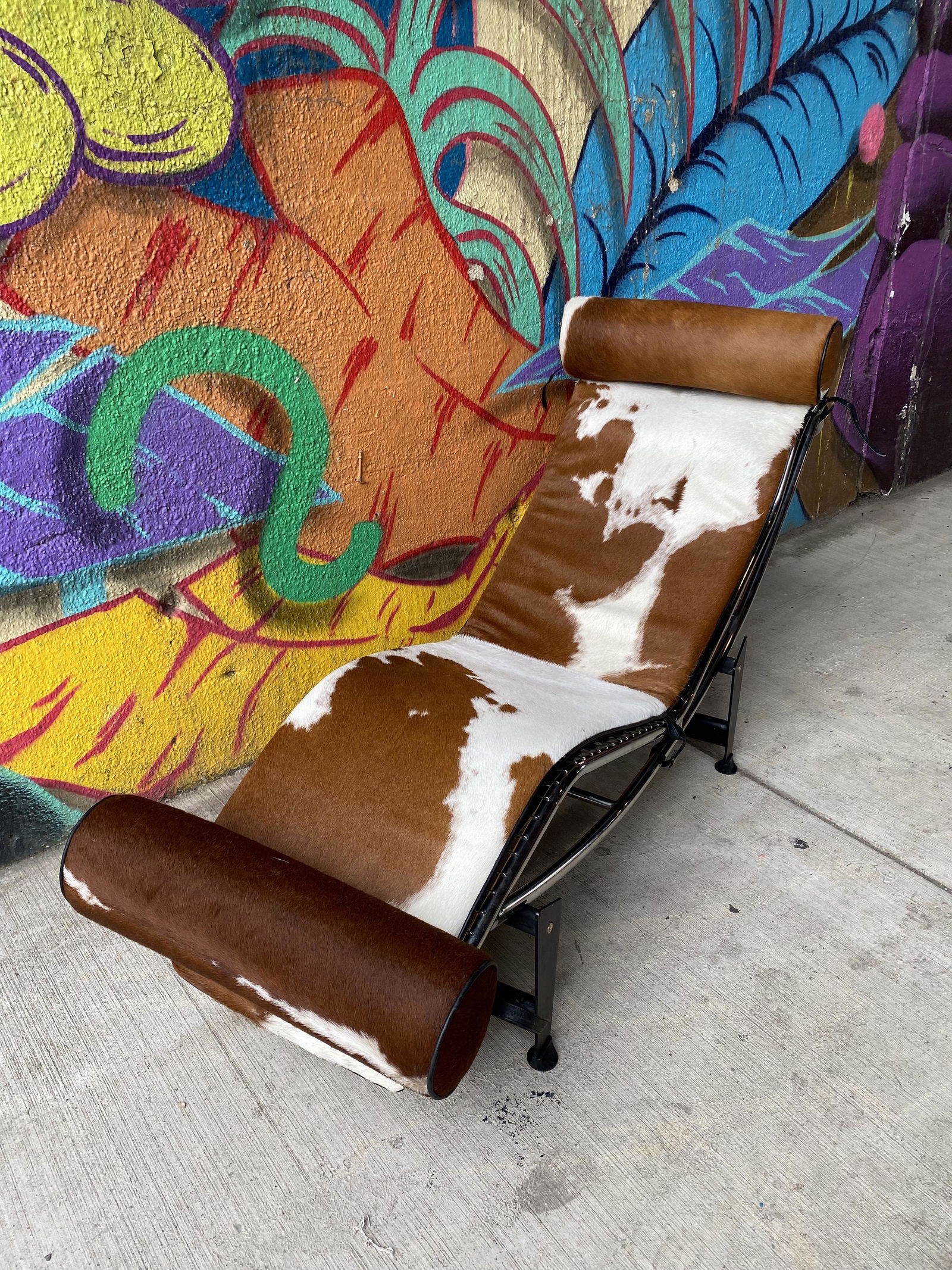 IMO Le Corbusier Cowhide Lounger (1 of 2)