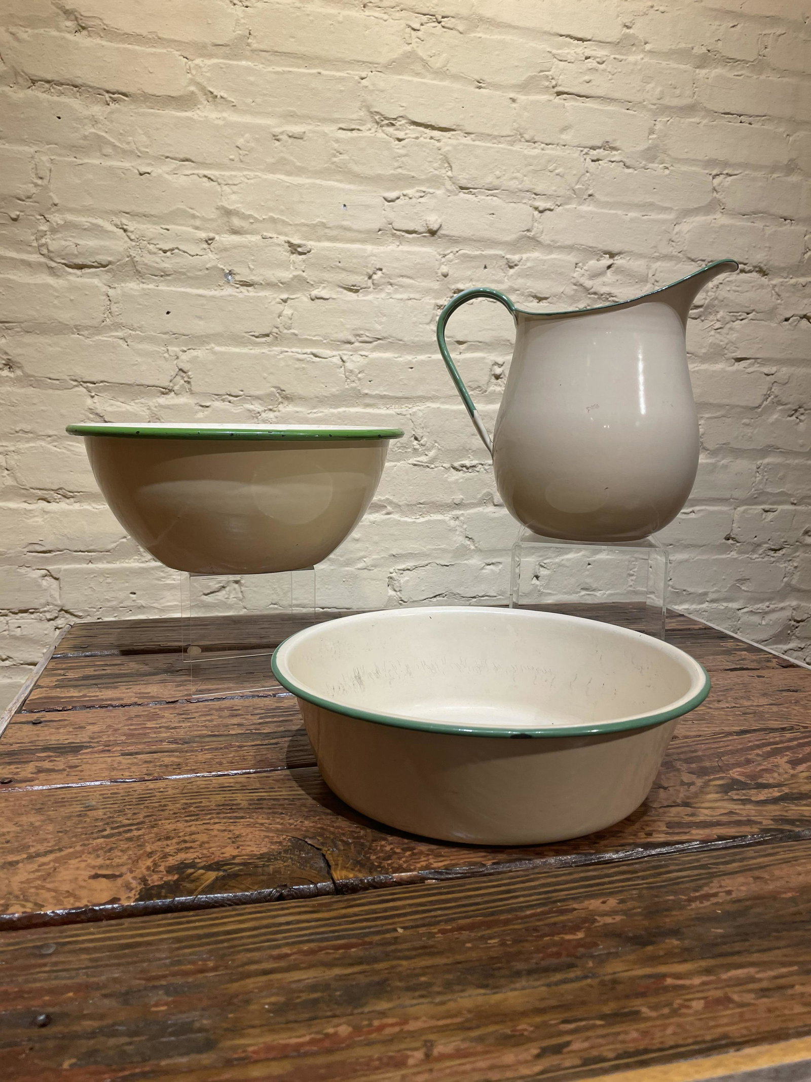 Collection Old Enamelware Pitcher & Bowls (1 of 6)