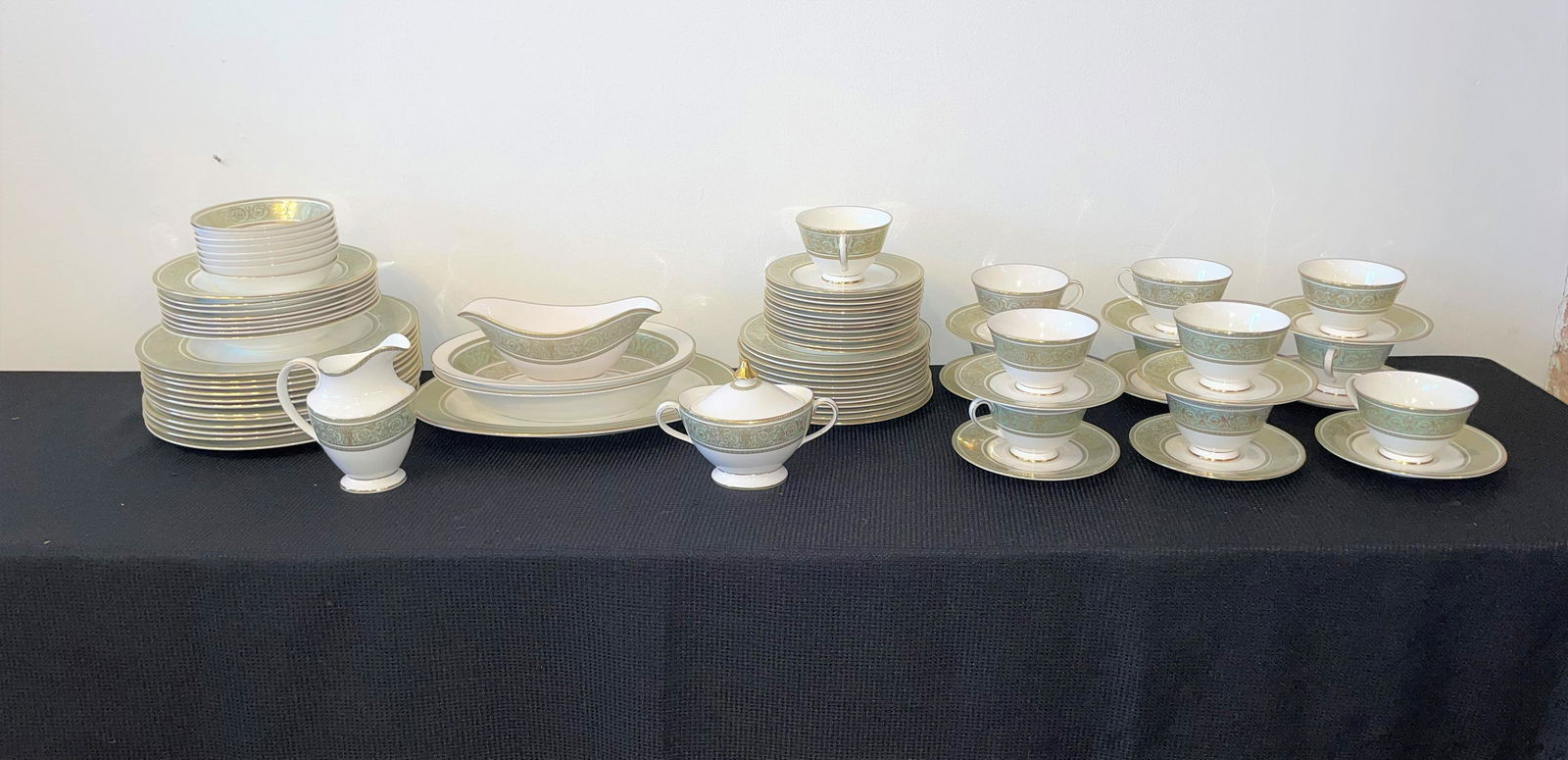 Royal Doulton English Renaissance Set Dishes Downton (1 of 6)