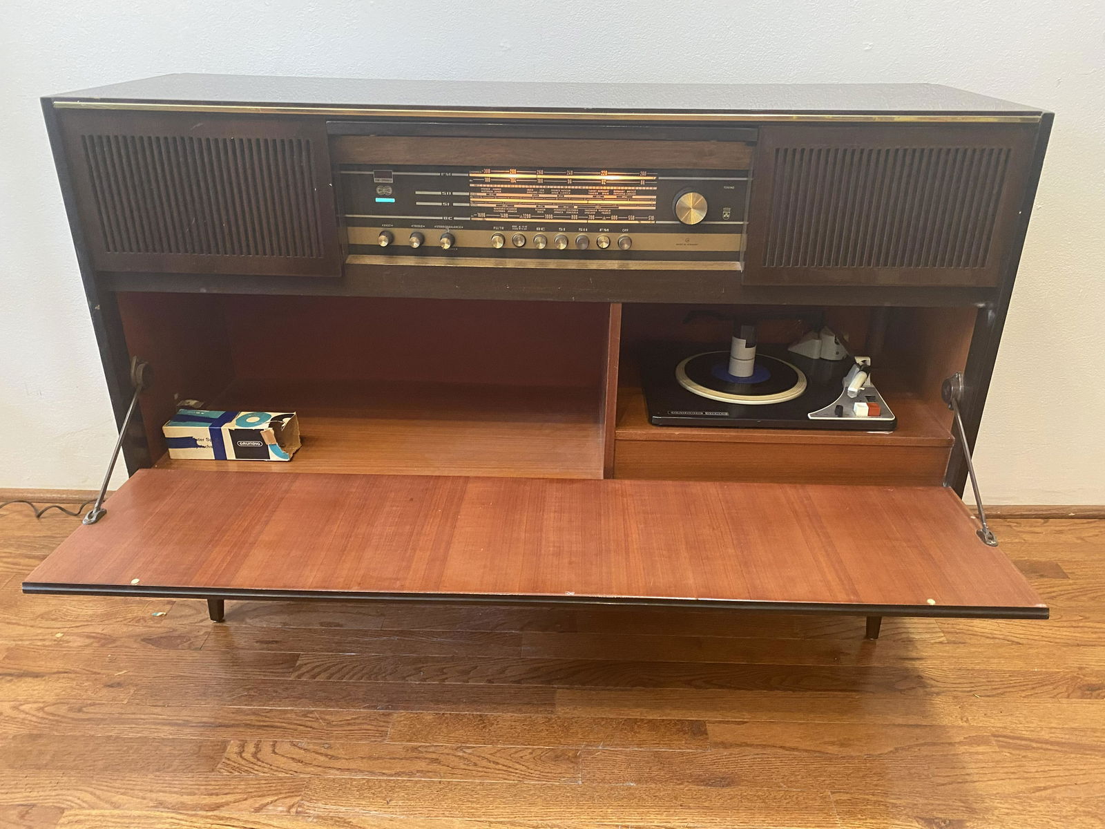 Mid Century Grundig Stereo Console KS 620U (1 of 7)