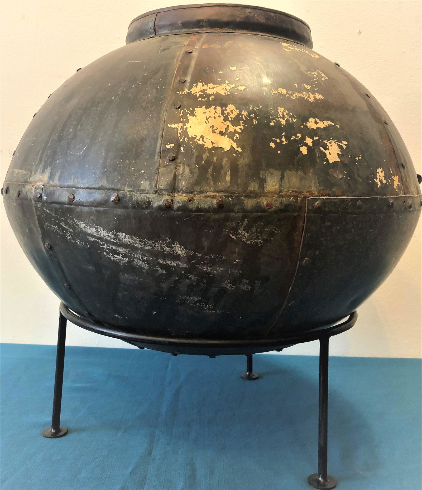 Oversized Primitive Galvanized Pot on Stand (1 of 5)