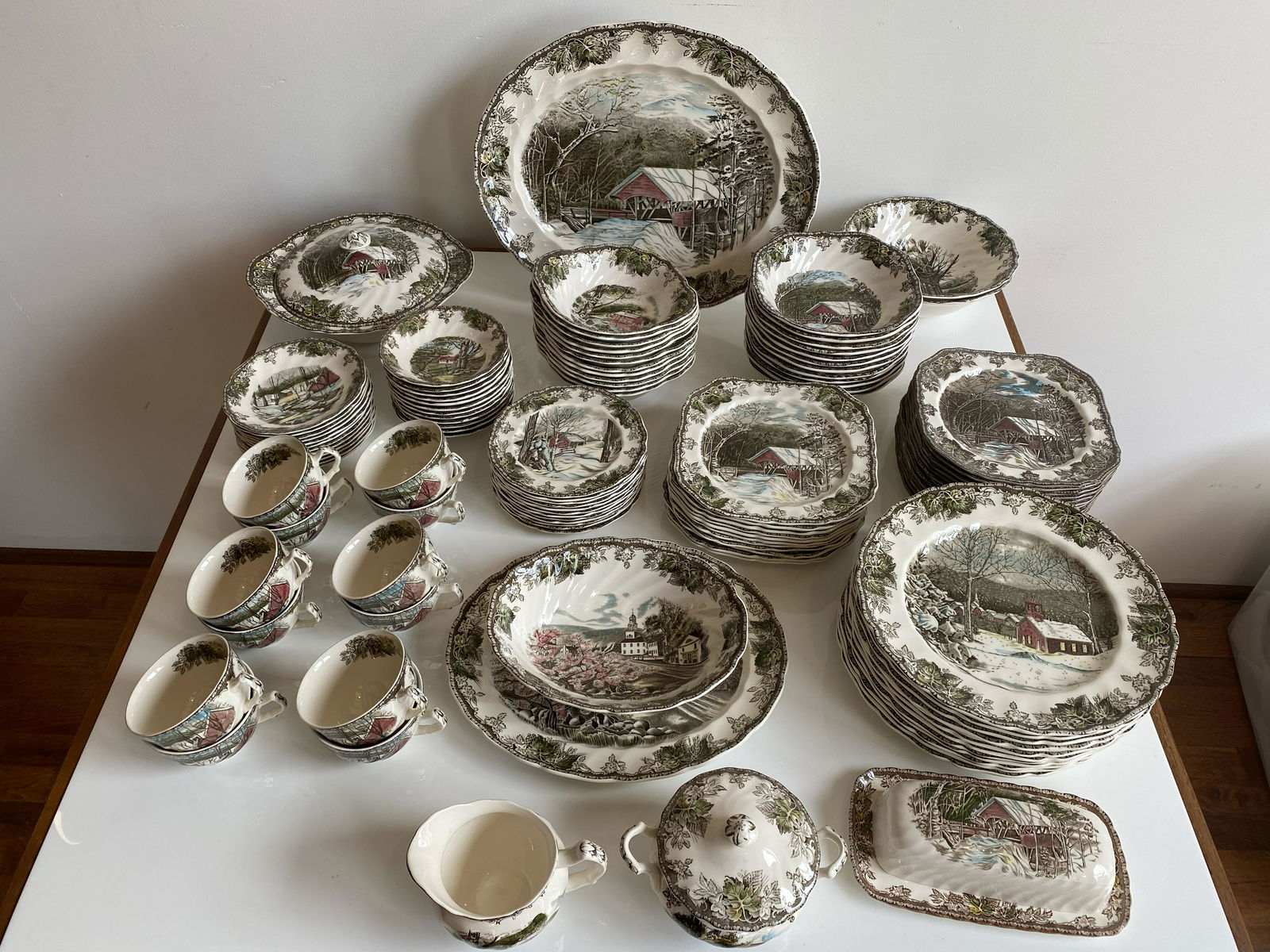 Set 12 Johnson Bros Friendly Village Dishes (1 of 6)