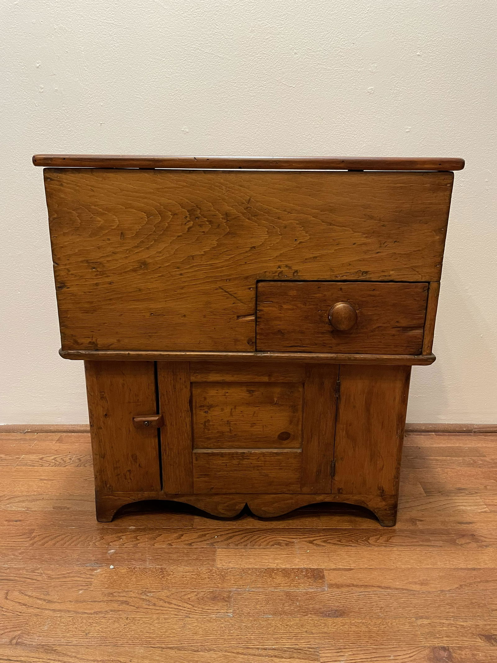 Early American Lift top Dough Box (1 of 9)