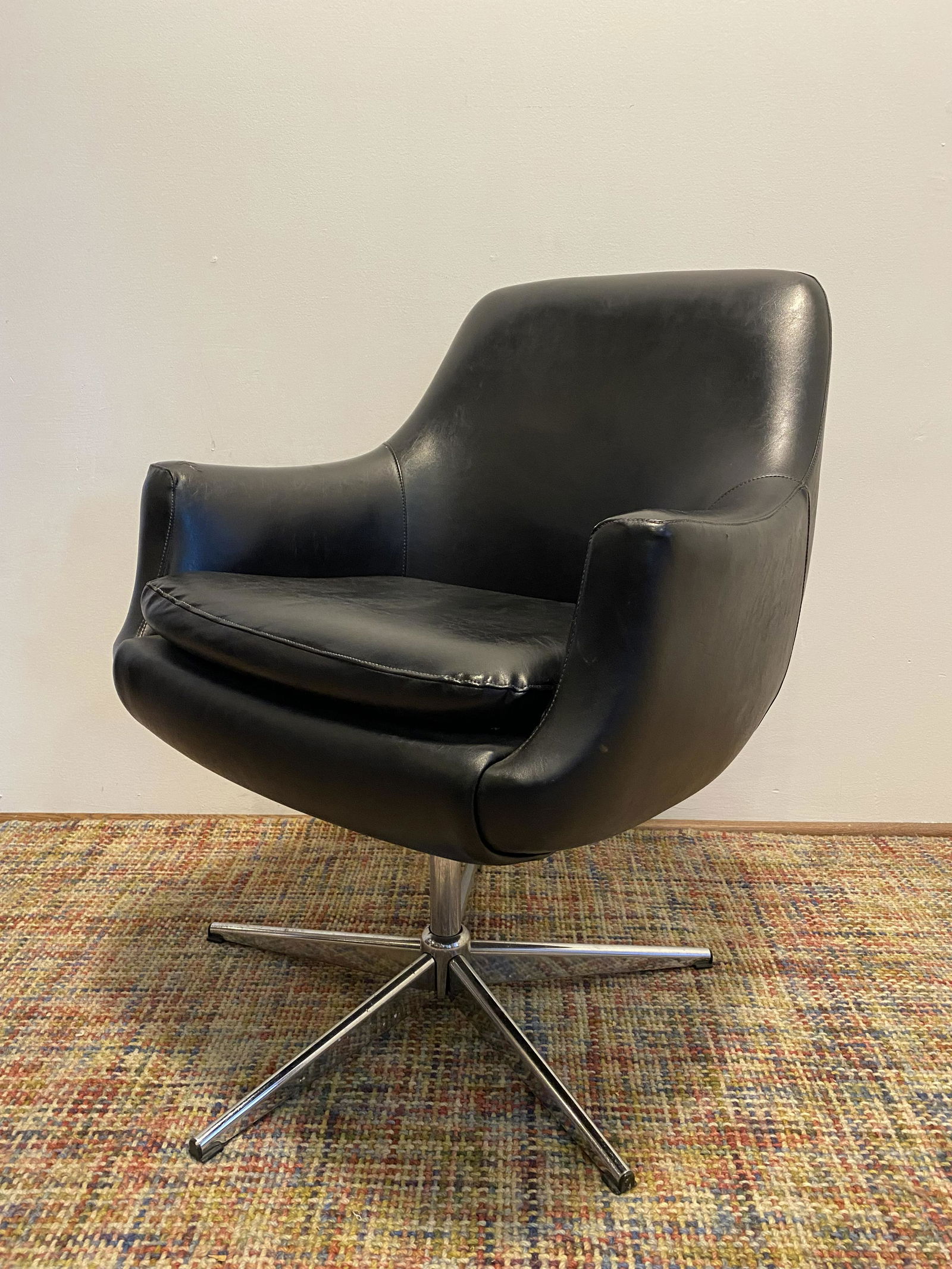 IMO KNOLL Mid Century Black Vinyl Swivel Chair (1 of 7)