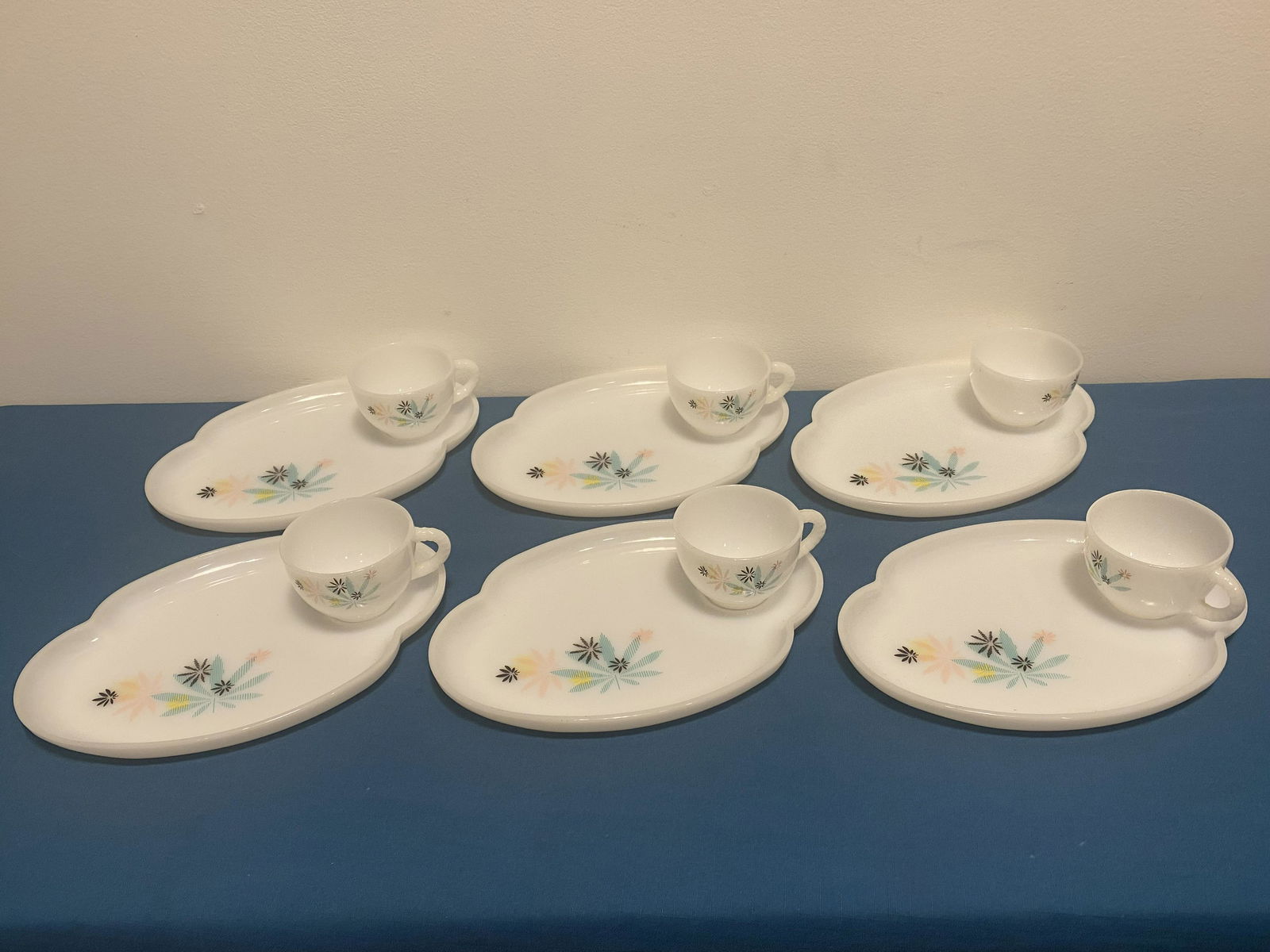 Mid Century Federal Glass Cannabis Pattern Snack Sets (1 of 4)