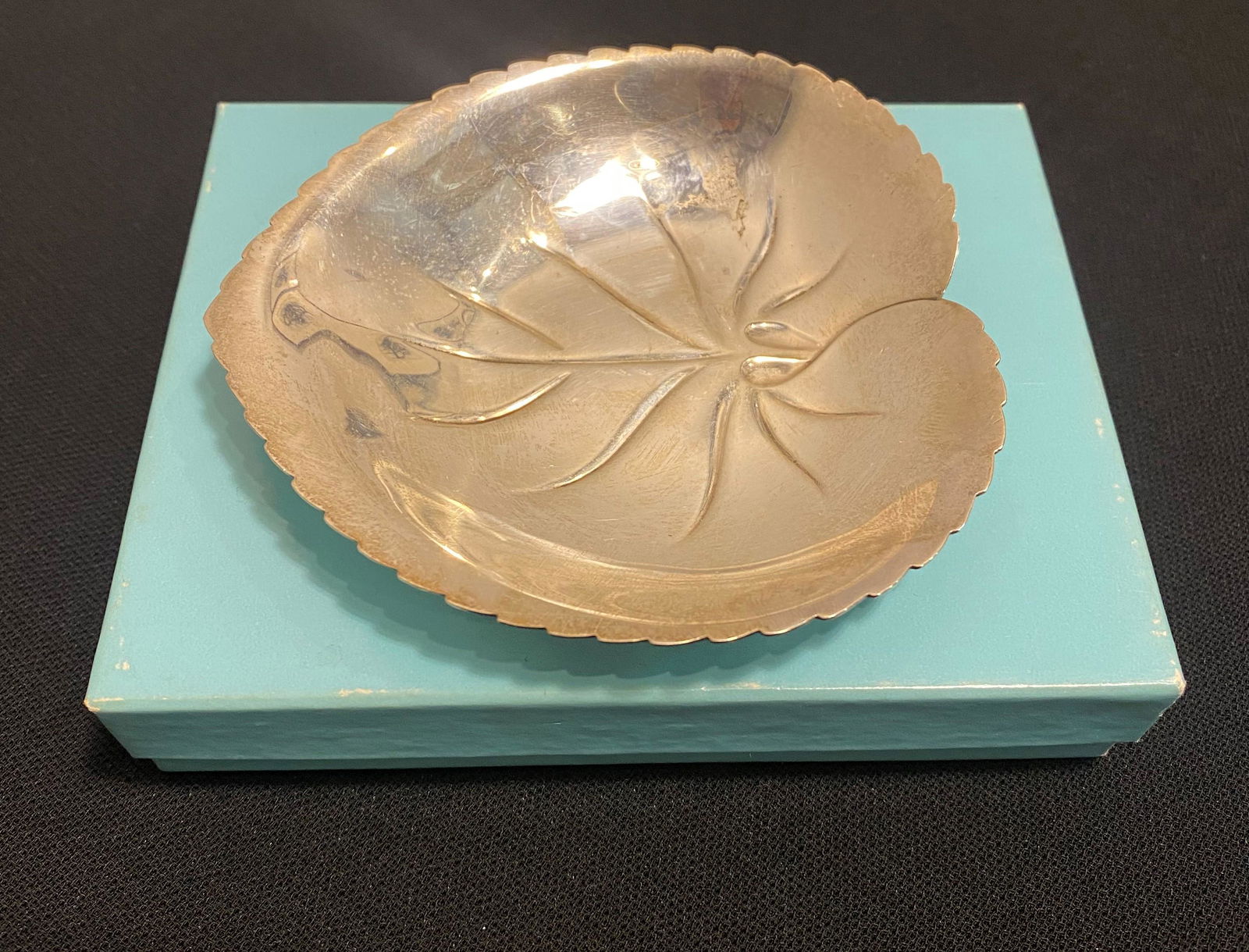 TIFFANY Sterling Silver Leaf Dish w box (1 of 4)