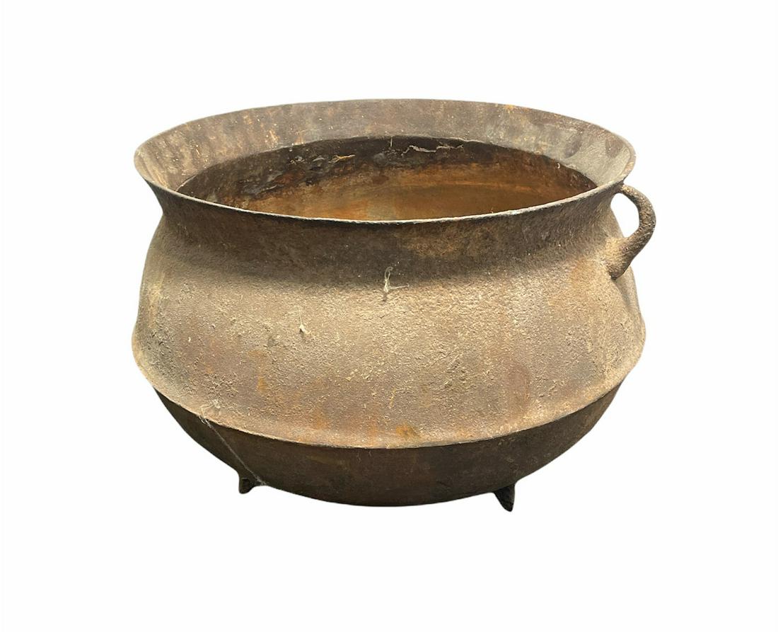 Old Cast Iron Cauldron (1 of 3)