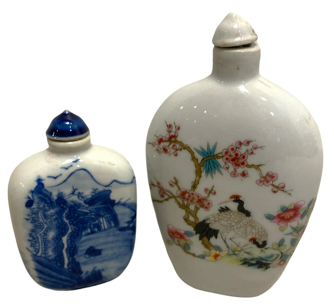 Chinese Snuff Bottles blue white, reverse painted (1 of 3)
