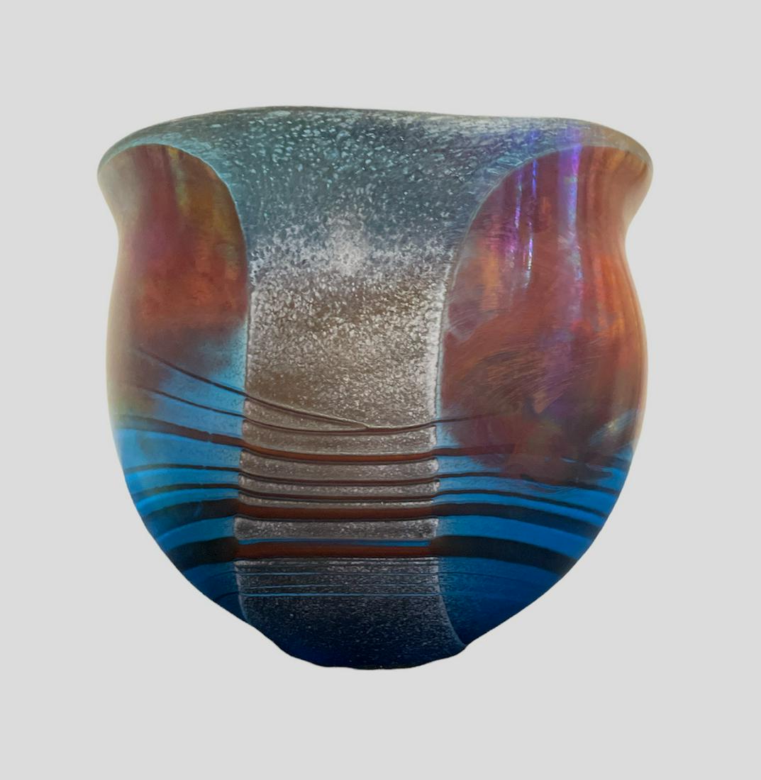 Signed ROBERT COLEMAN 2001 Art Glass Vase: 6.5in L x 6in H x 3in D