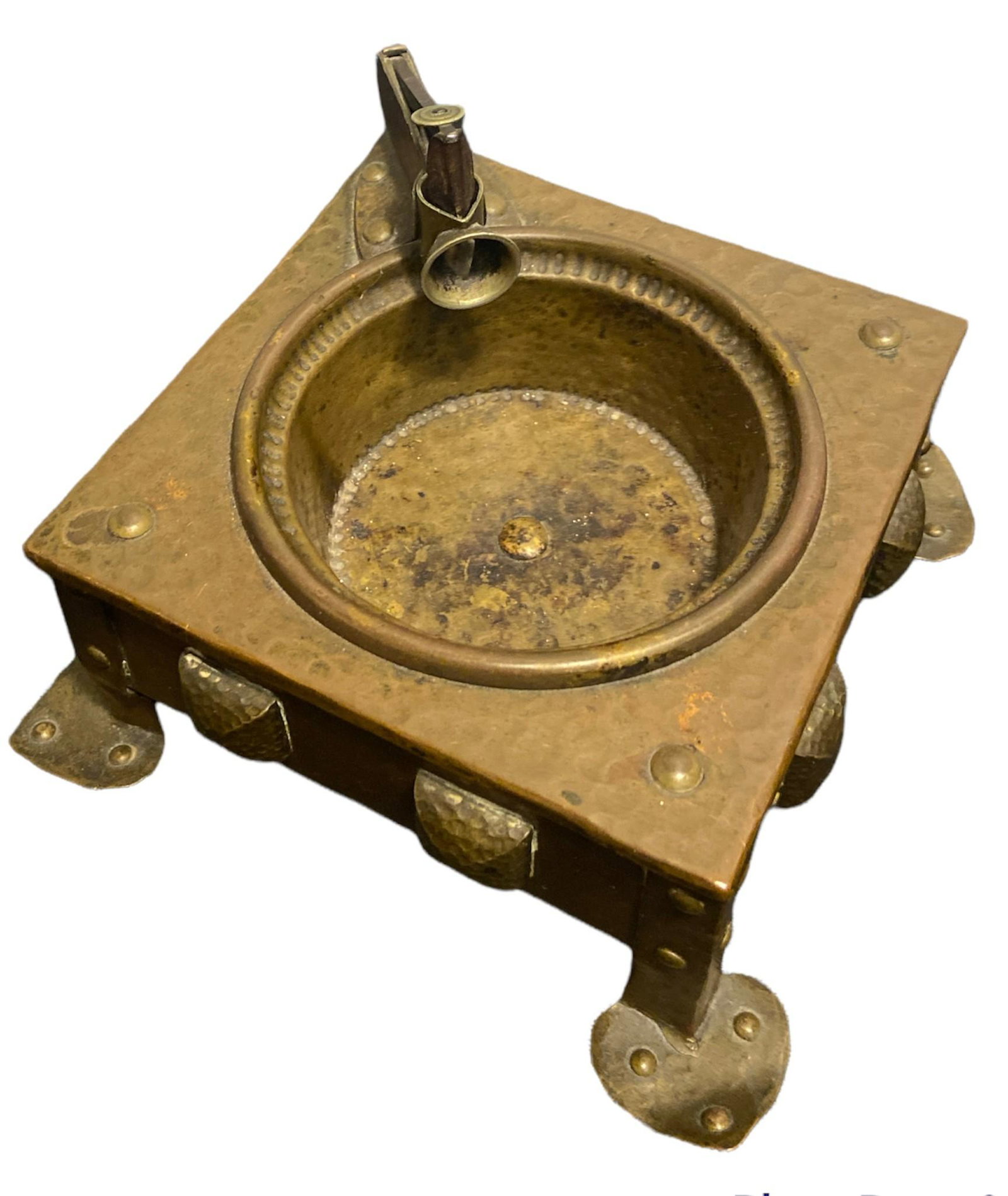 Art and Crafts Hand Hammered Copper Ashtray: 4.5in L x 4.5in W x 2in H