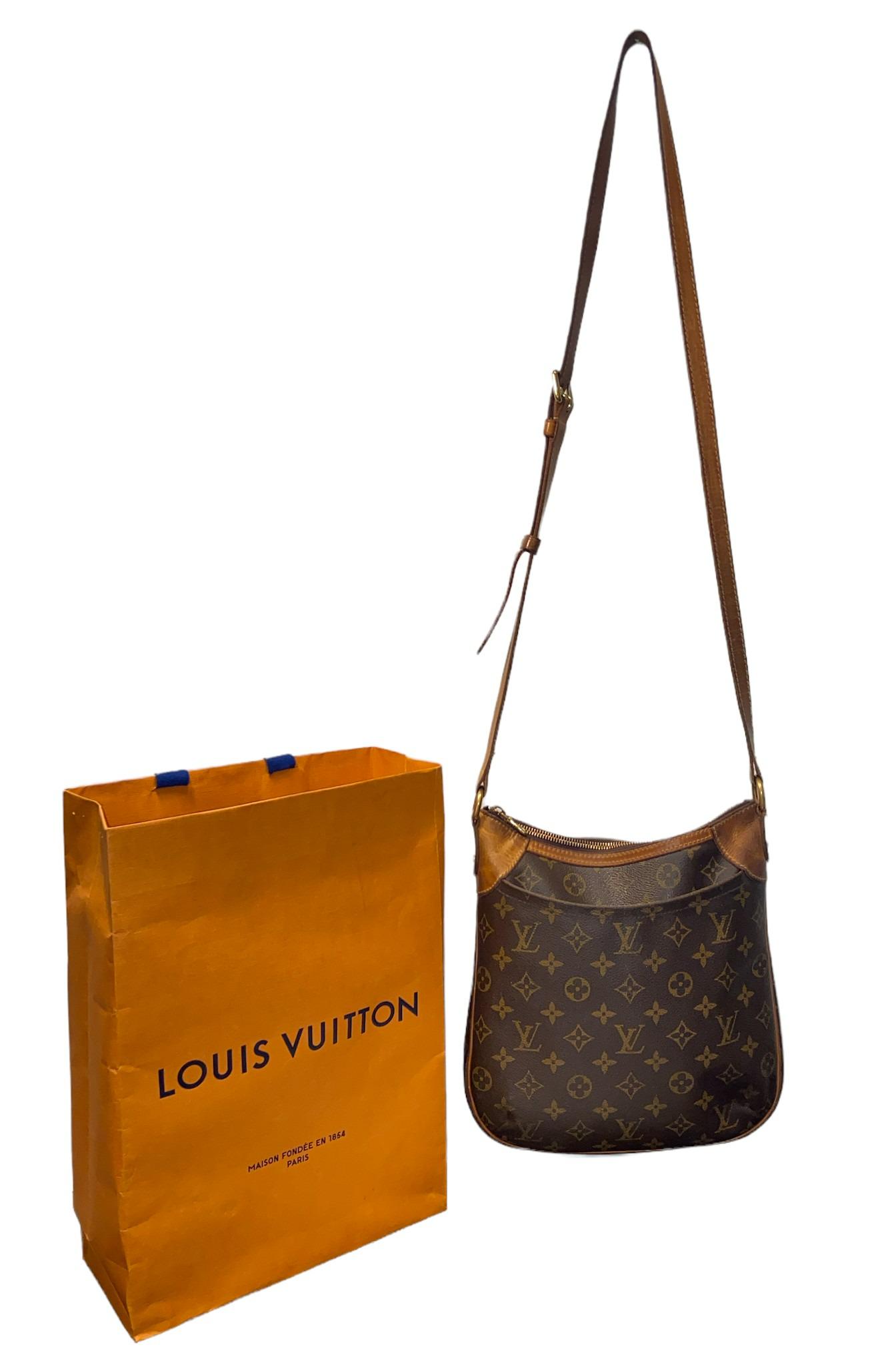 LOUIS VUITTON Monogram Cross Body Purse: measures 10.25in L x 10.5in W strap length of 22in