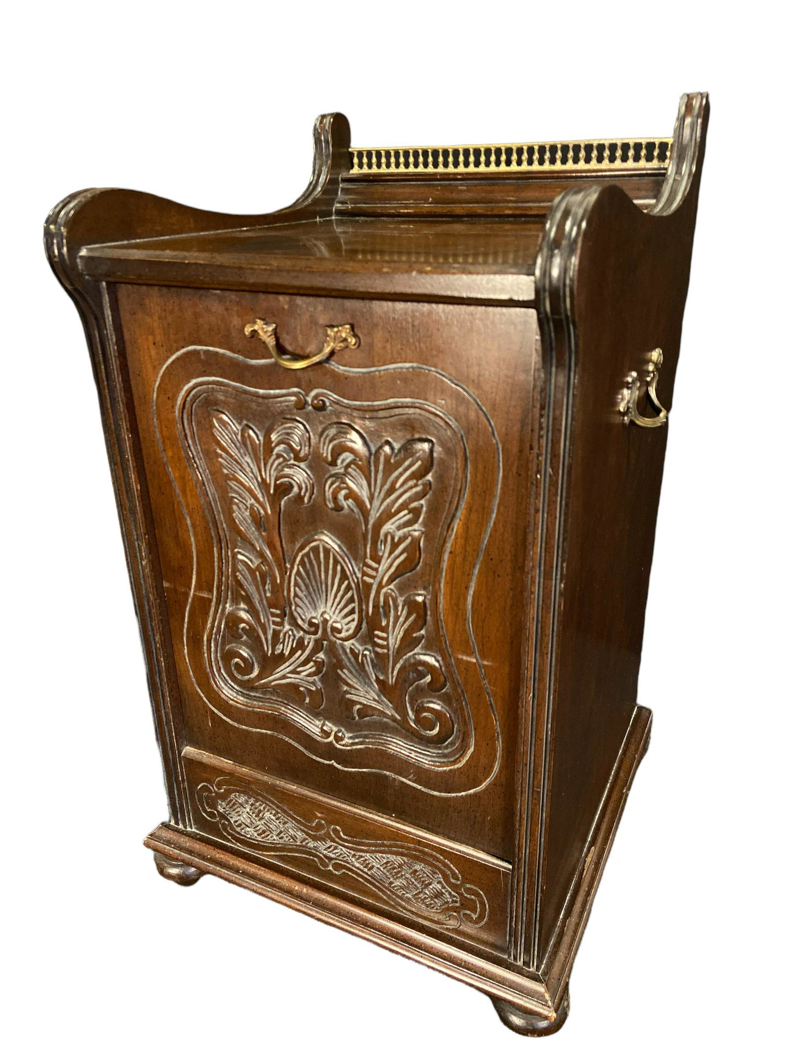 Victorian Style Fireplace Coal Scuttle: 26.25in H x 15.5in L x 15.5 W