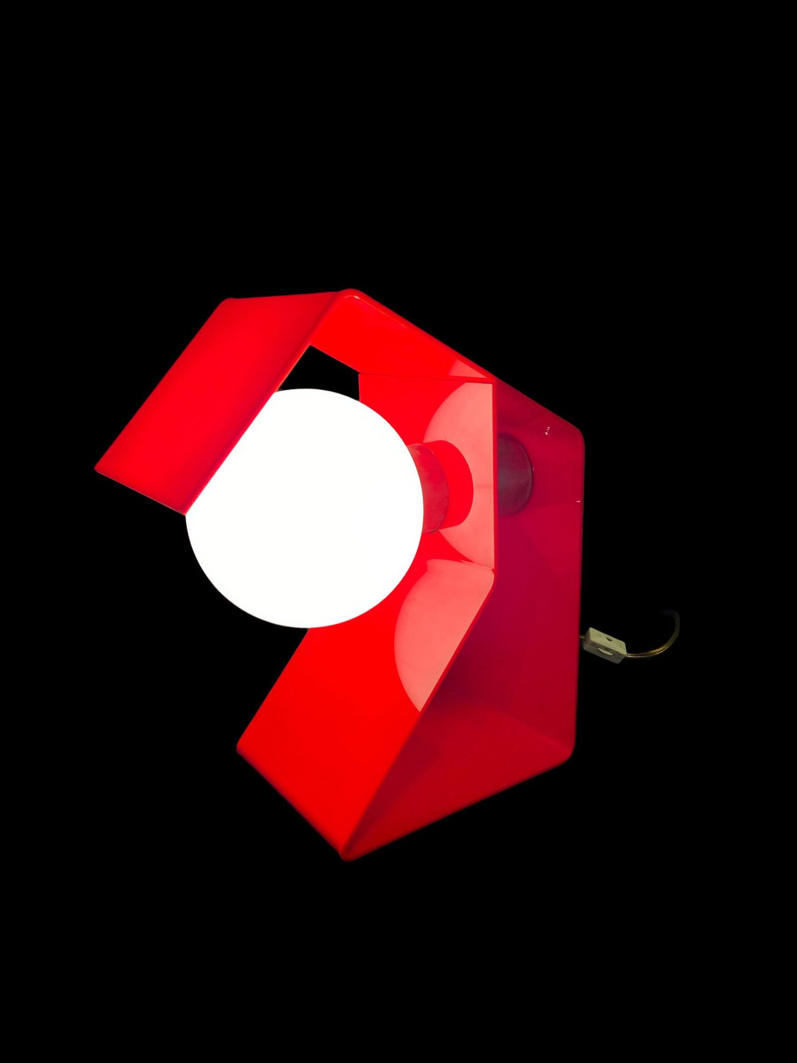 Mid Century Space Age Op Art Red Table Lamp: 11in H x 5in W x 9.25 in D