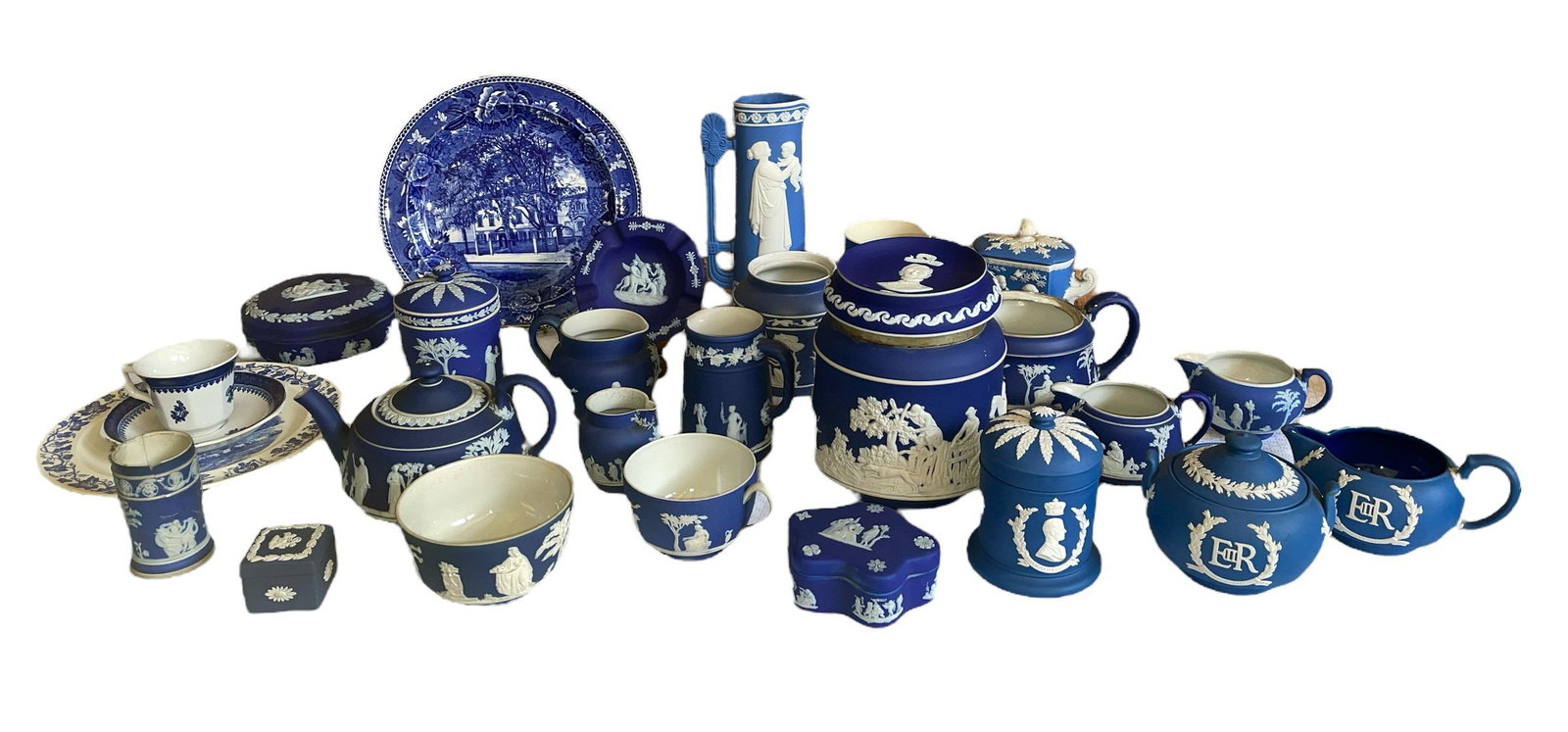 Collection 27 WEDGWOOD SPODE TUNGSTALL: largest piece measures 9.25 in DIA, smallest 1.5 in H x 1.75 in W x 1.75in L