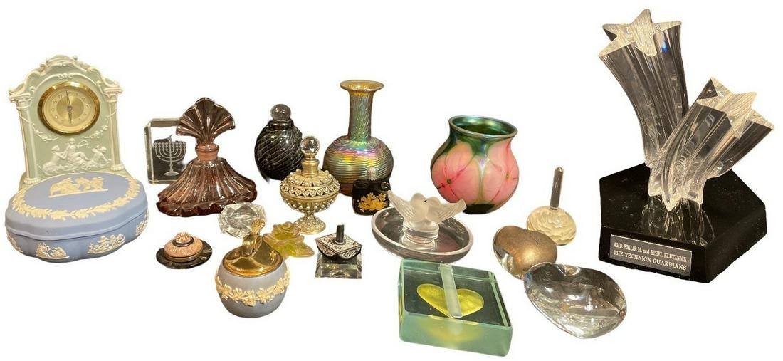 Collection WEDGWOOD, LALIQUE, DAUM, STEUBEN Various Art Glass ROBERT HELD: Largest piece measures 6.25" H x 4.75" W x 2.5" D