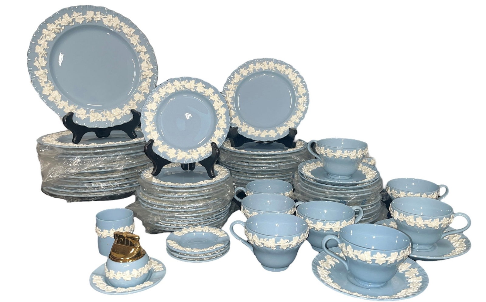 WEDGWOOD Blue Embossed Queensware Dinnerware Set of 12 (1 of 5)