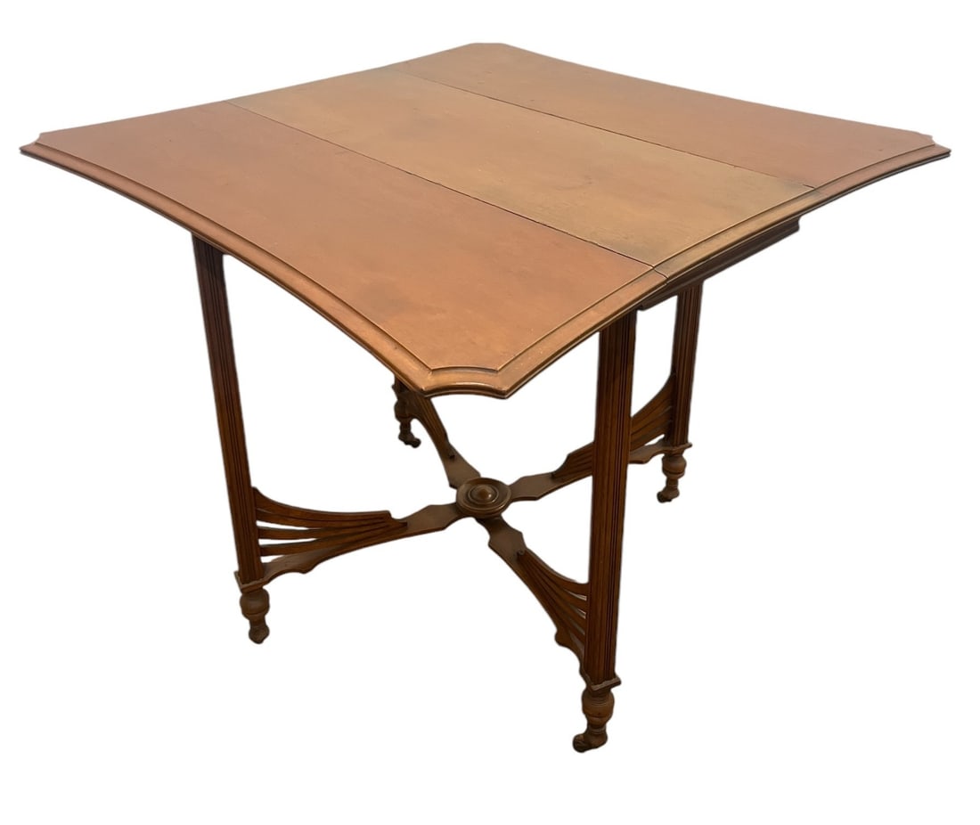 An Antique Gateleg Table (1 of 5)