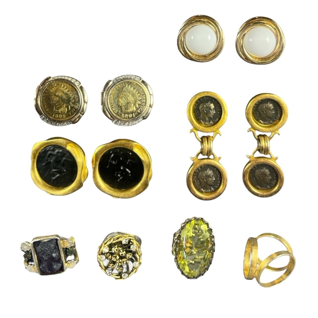 A Collection of Gold Toned Vintage Rings & Earrings (1 of 9)