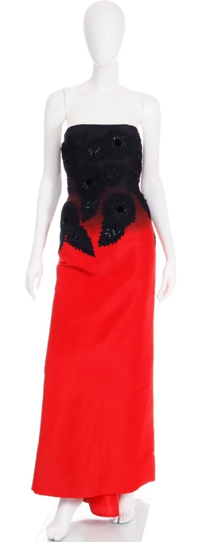 A 2008 OSCAR DE LA RENTA Embroidered Evening Dress: Total length of 54", 36" bust, 28" at the waist. Features an inner bodice.