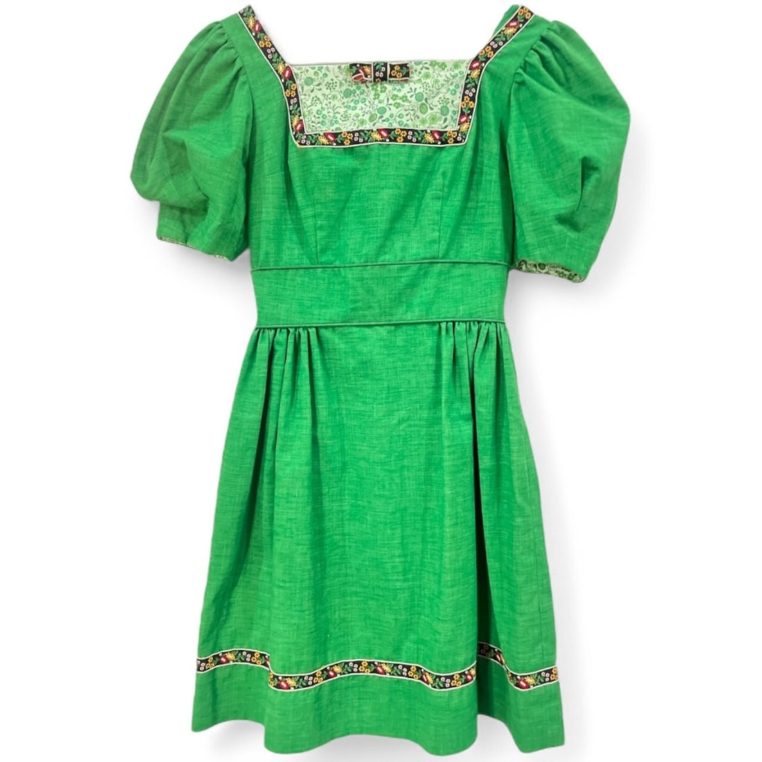 A 1980s Green German Oktoberfest Dress: Total length of 32", 26" bust, 22" at the waist, 10" sleeve length.