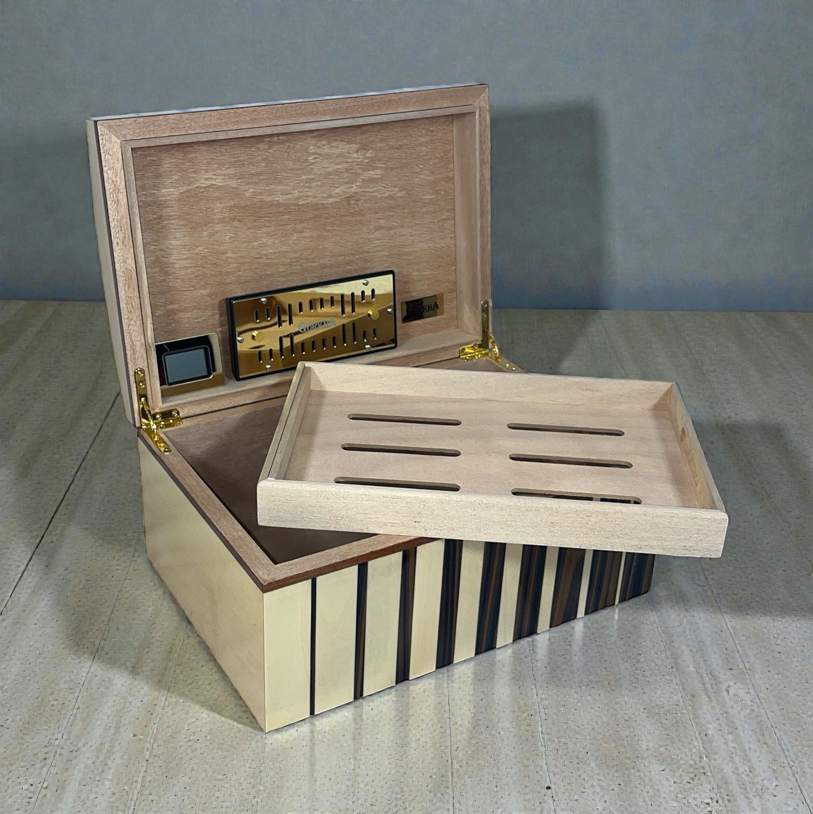 An Art Deco Style Cigar Humidor (1 of 4)