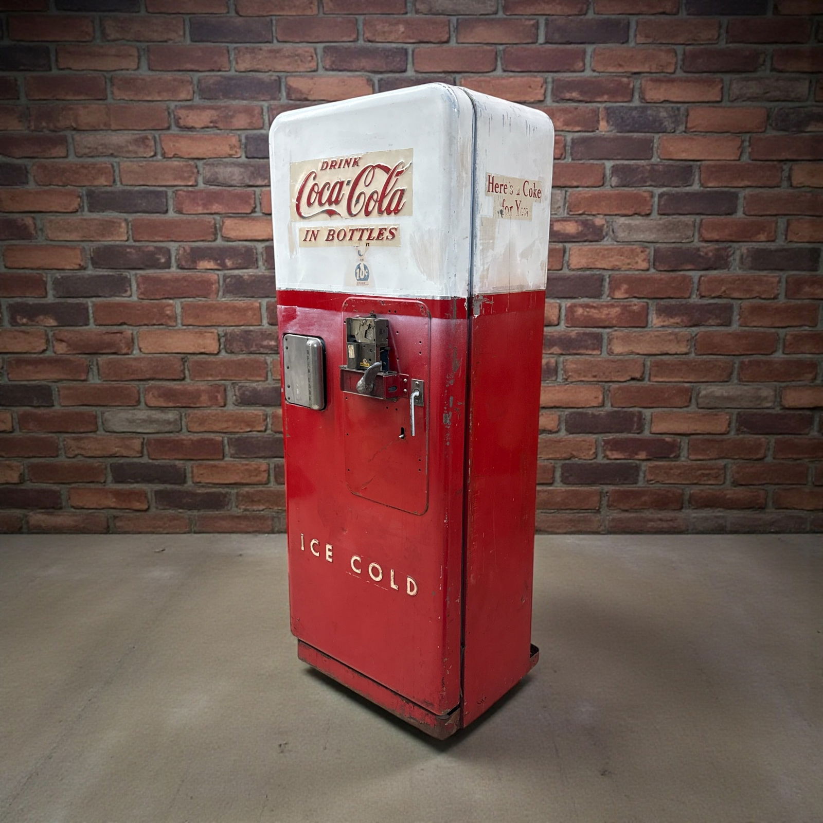Vintage COCA-COLA Machine, Cavalier Corporation (1 of 10)
