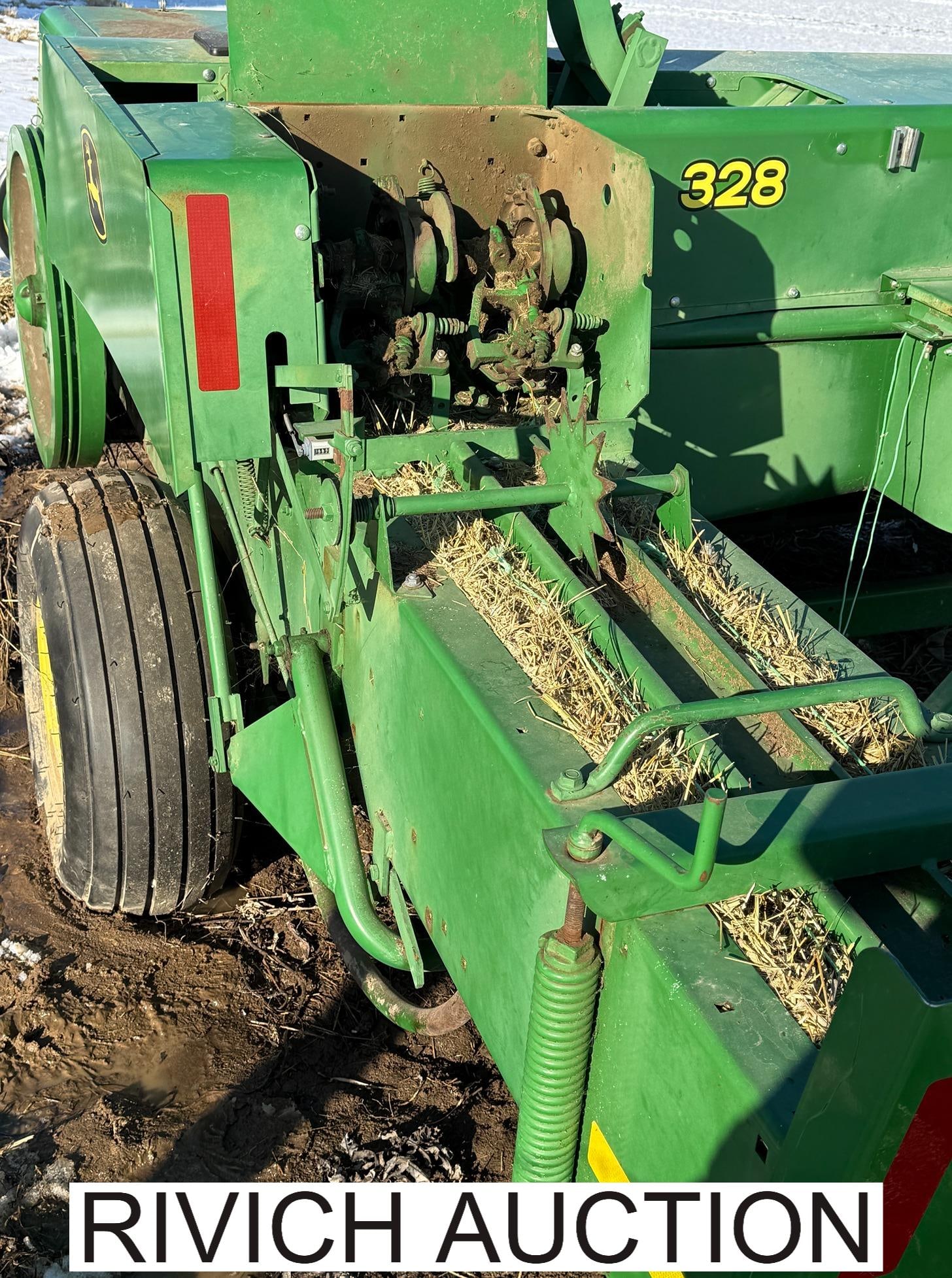 John Deere 328 Small Square Bailer, 2015 - 5