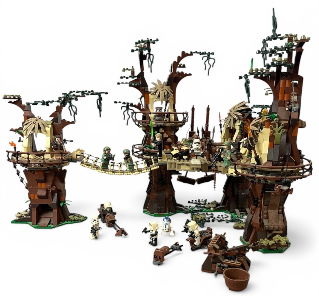 LEGO STAR WARS Ewok Village Set (1 of 5)
