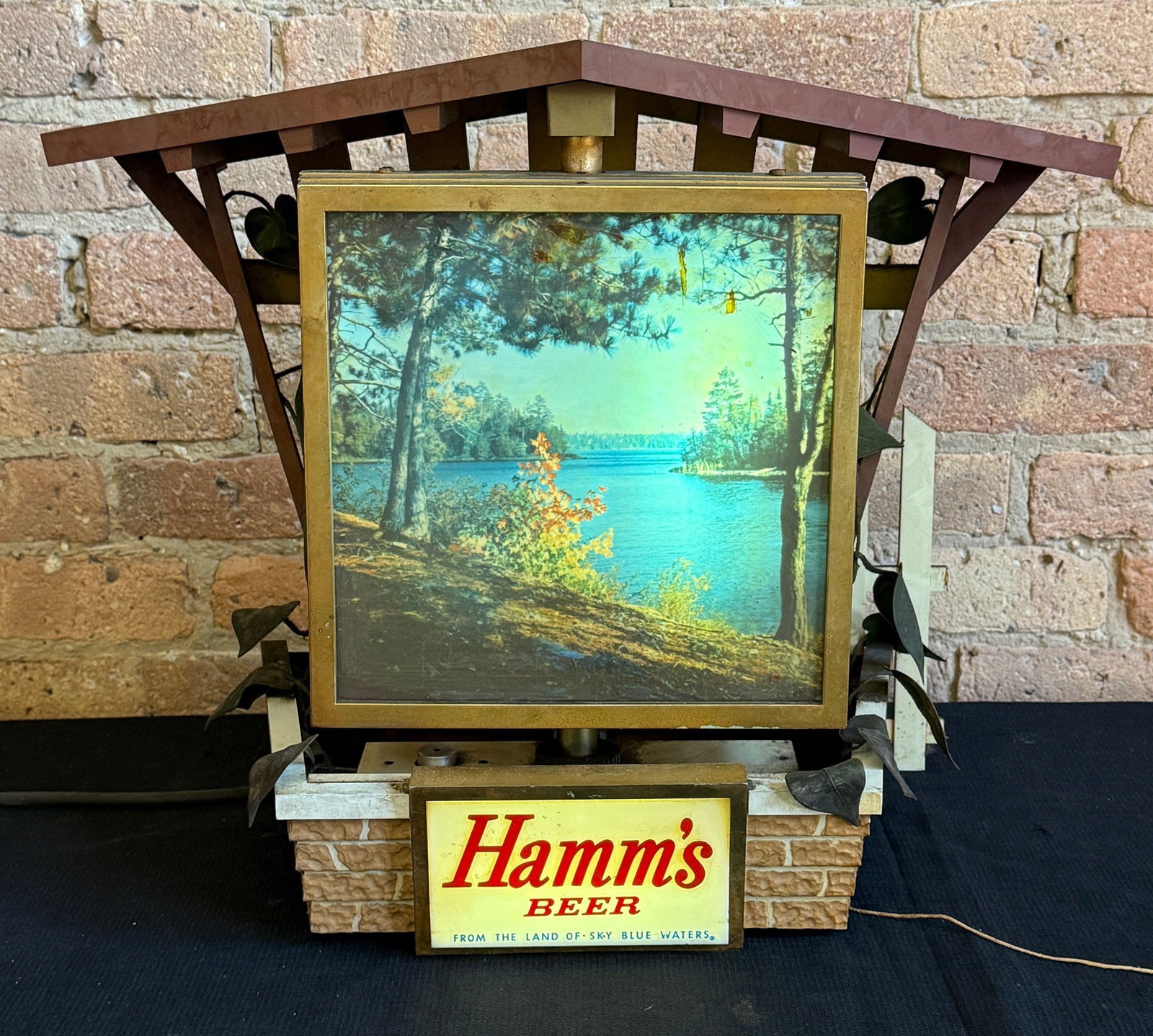 Vintage HAMM'S Beer Rotating Light Up Advertising Clock (1 of 6)